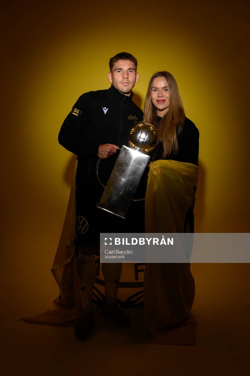 Mjällbys Timo Stavitski jublar med pokalen