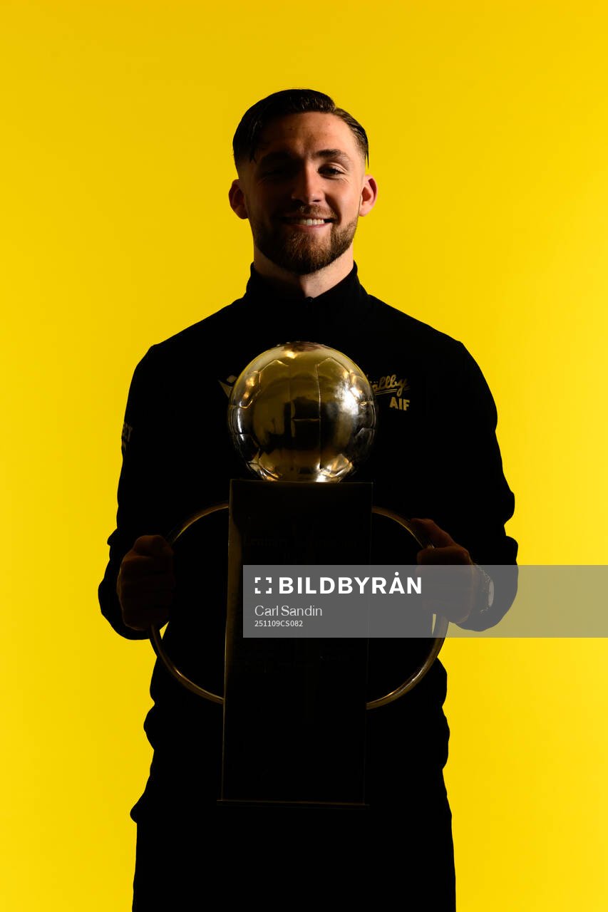 Mjällbys målvakt Noel Törnqvist jublar med pokalen