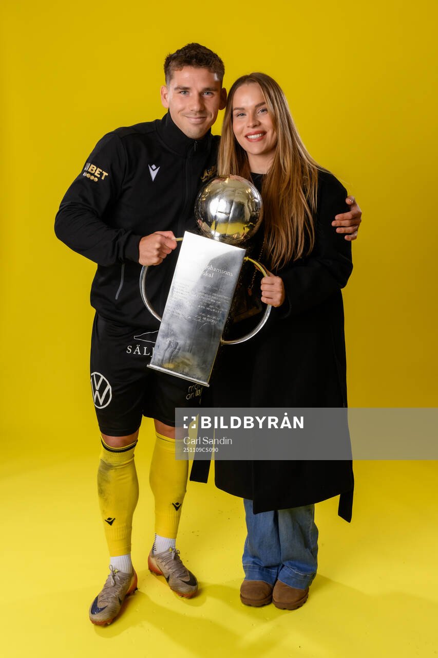 Mjällbys Timo Stavitski jublar med pokalen