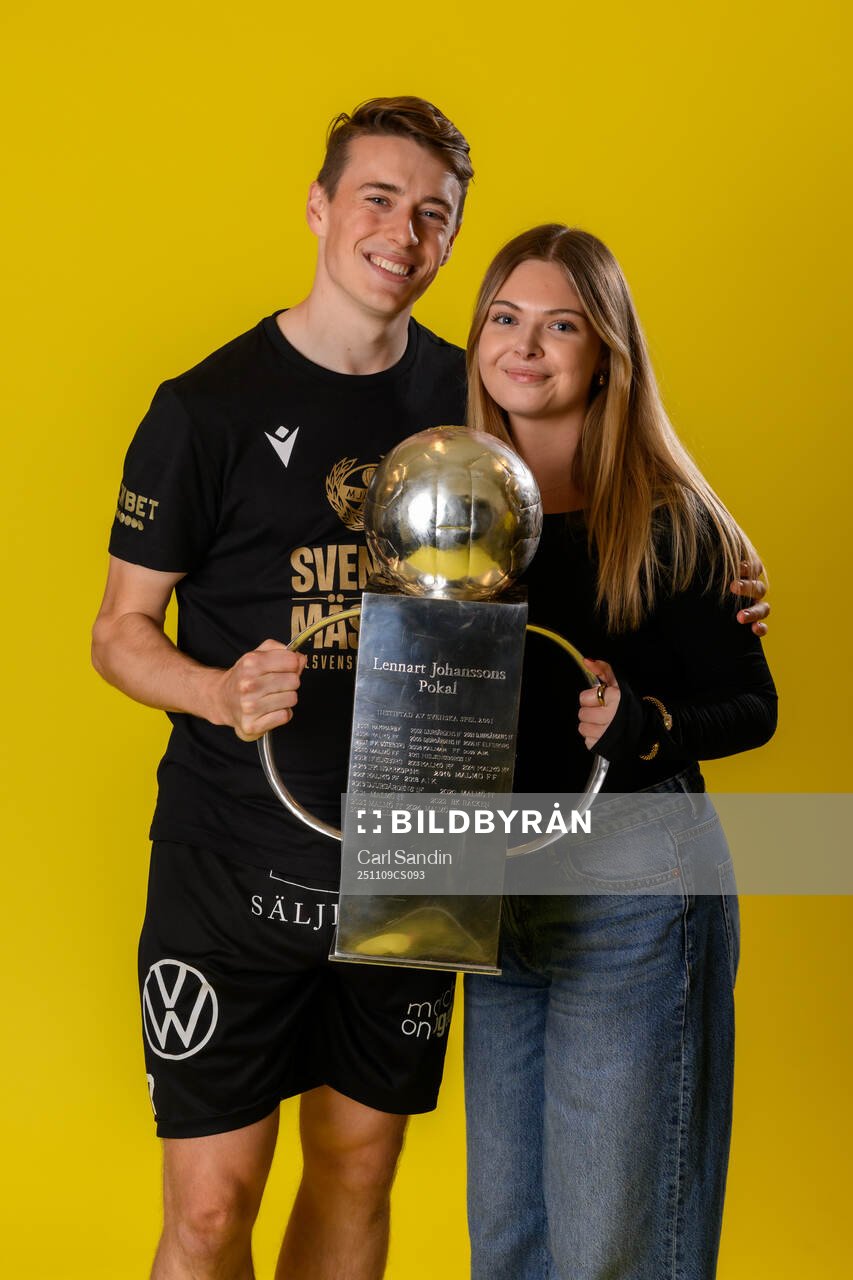 Mjällbys Elliot Stroud jublar med pokalen