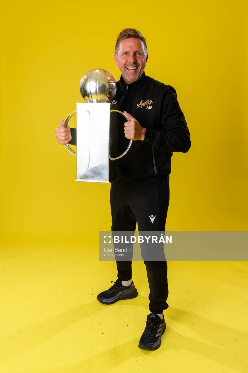Mjällbys player manager Patrik Andersson jublar med pokalen