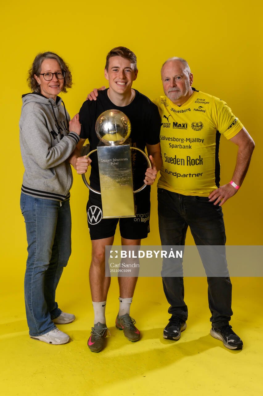Mjällbys Elliot Stroud jublar med pokalen