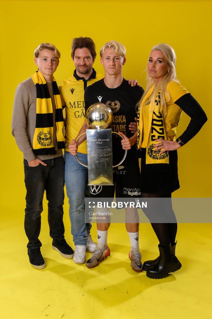 Mjällbys Romeo Leandersson jublar med pokalen