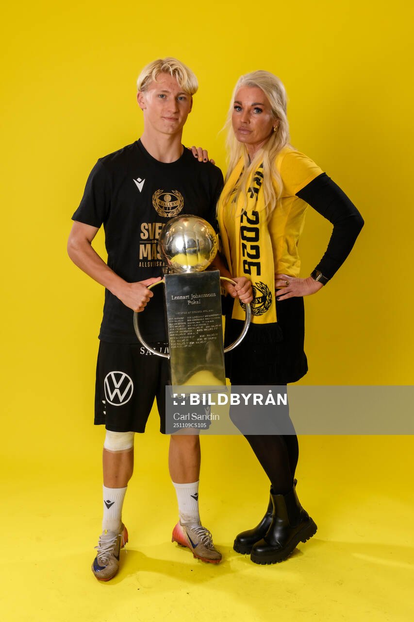 Mjällbys Romeo Leandersson jublar med pokalen