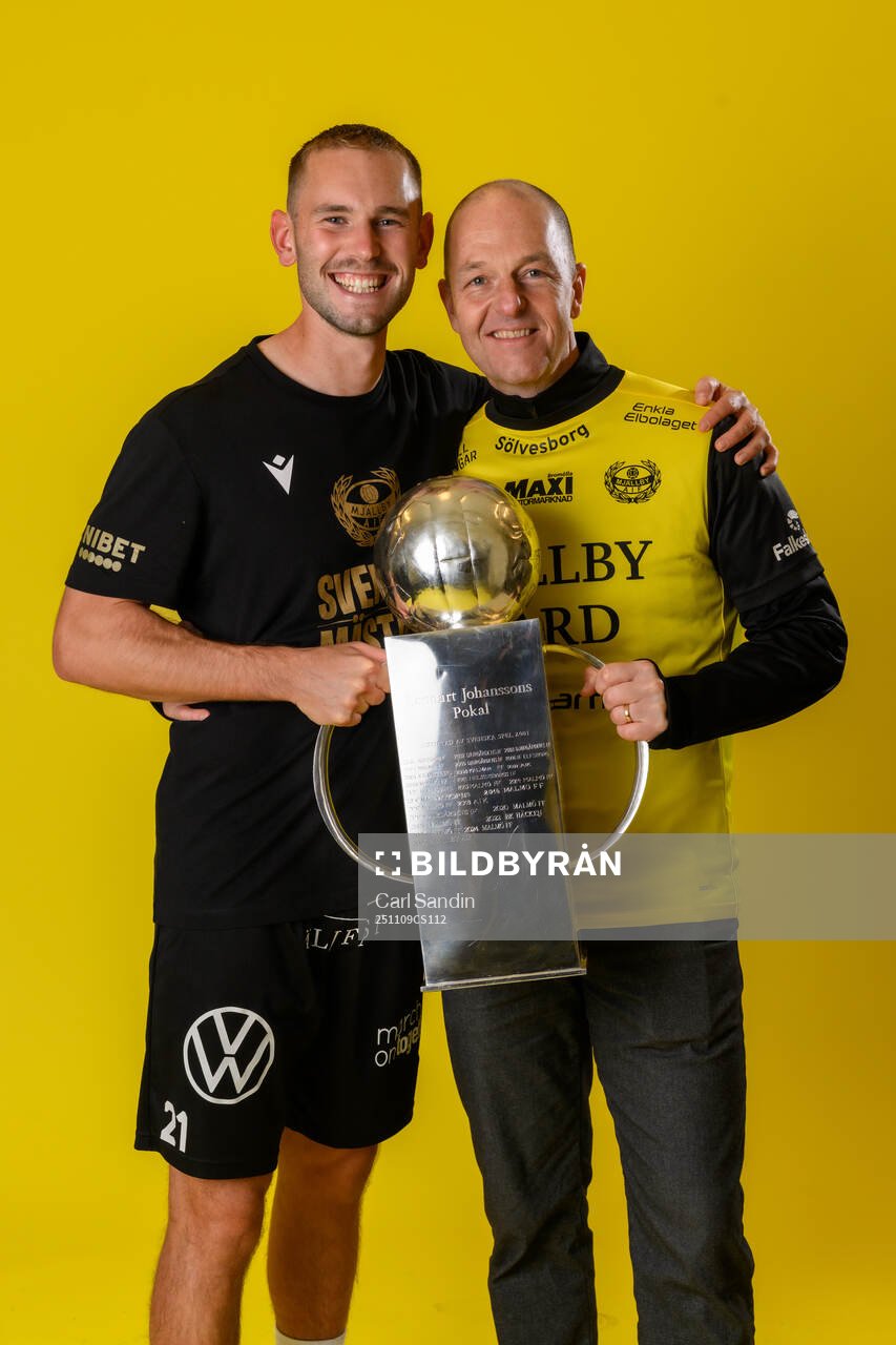 Mjällbys Adam Petersson jublar med pokalen