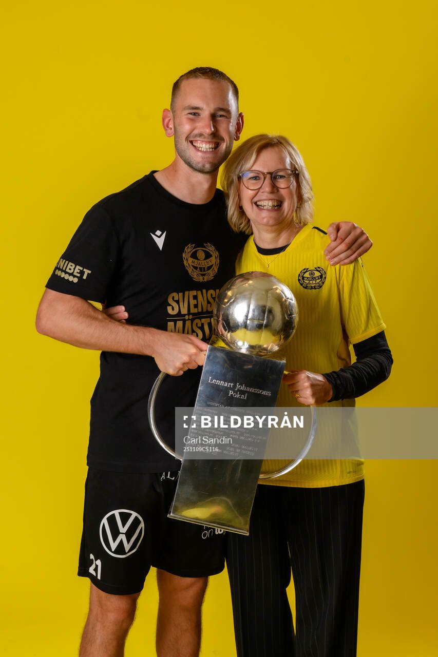 Mjällbys Adam Petersson jublar med pokalen
