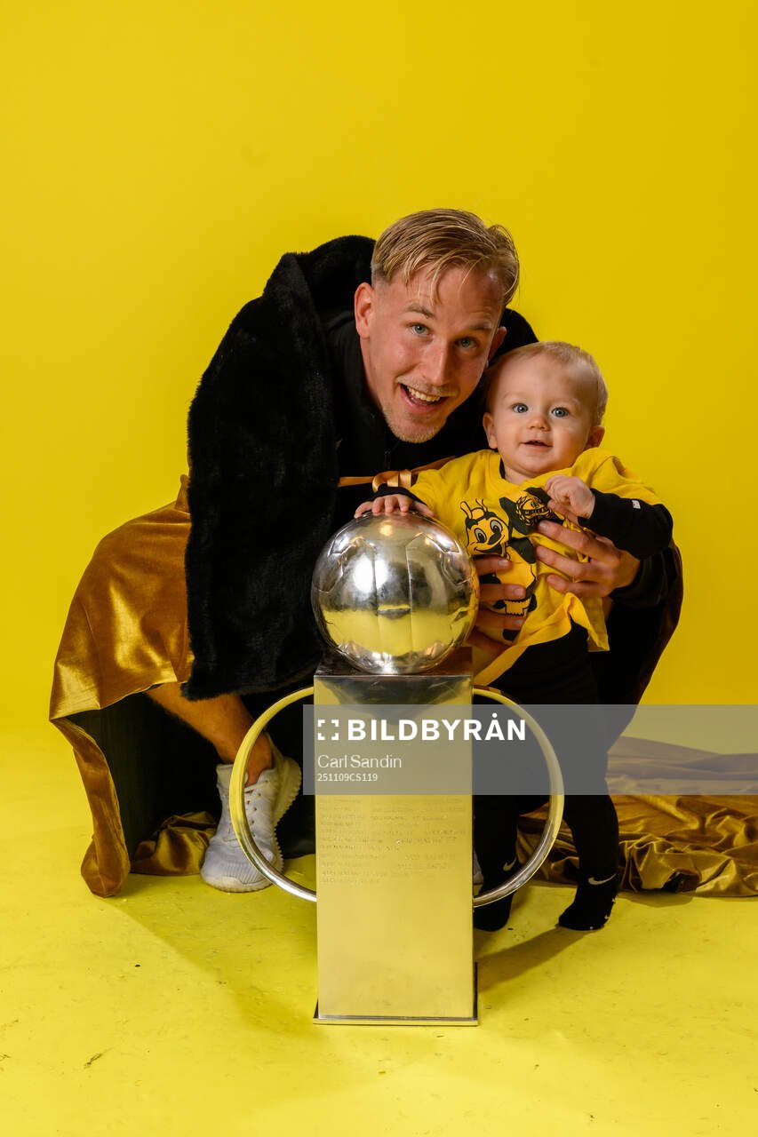 Mjällbys Herman Johansson jublar med pokalen