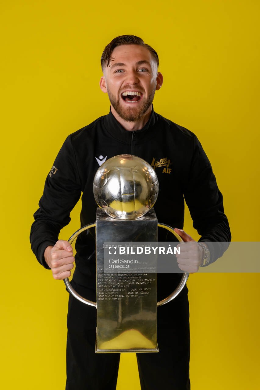 Mjällbys målvakt Noel Törnqvist jublar med pokalen