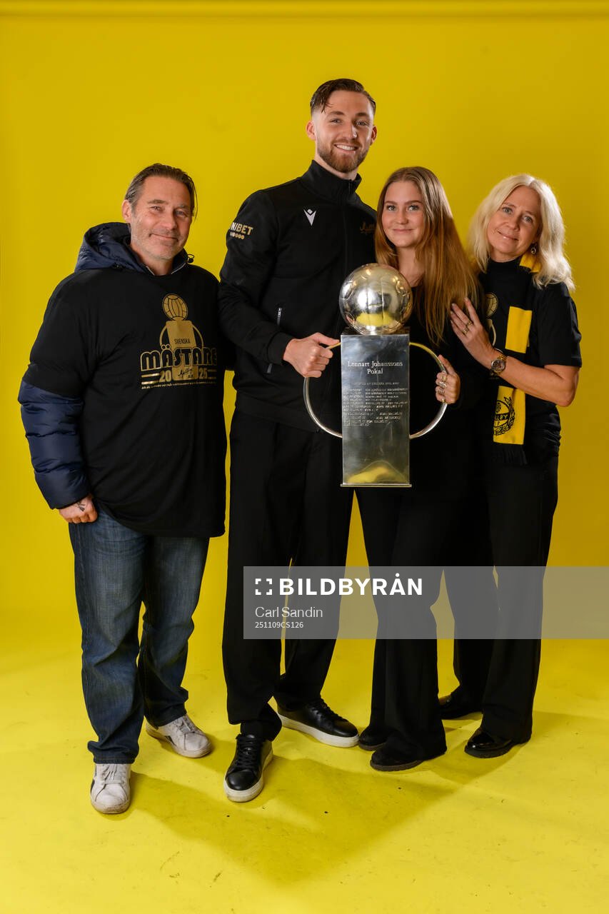 Mjällbys målvakt Noel Törnqvist jublar med pokalen