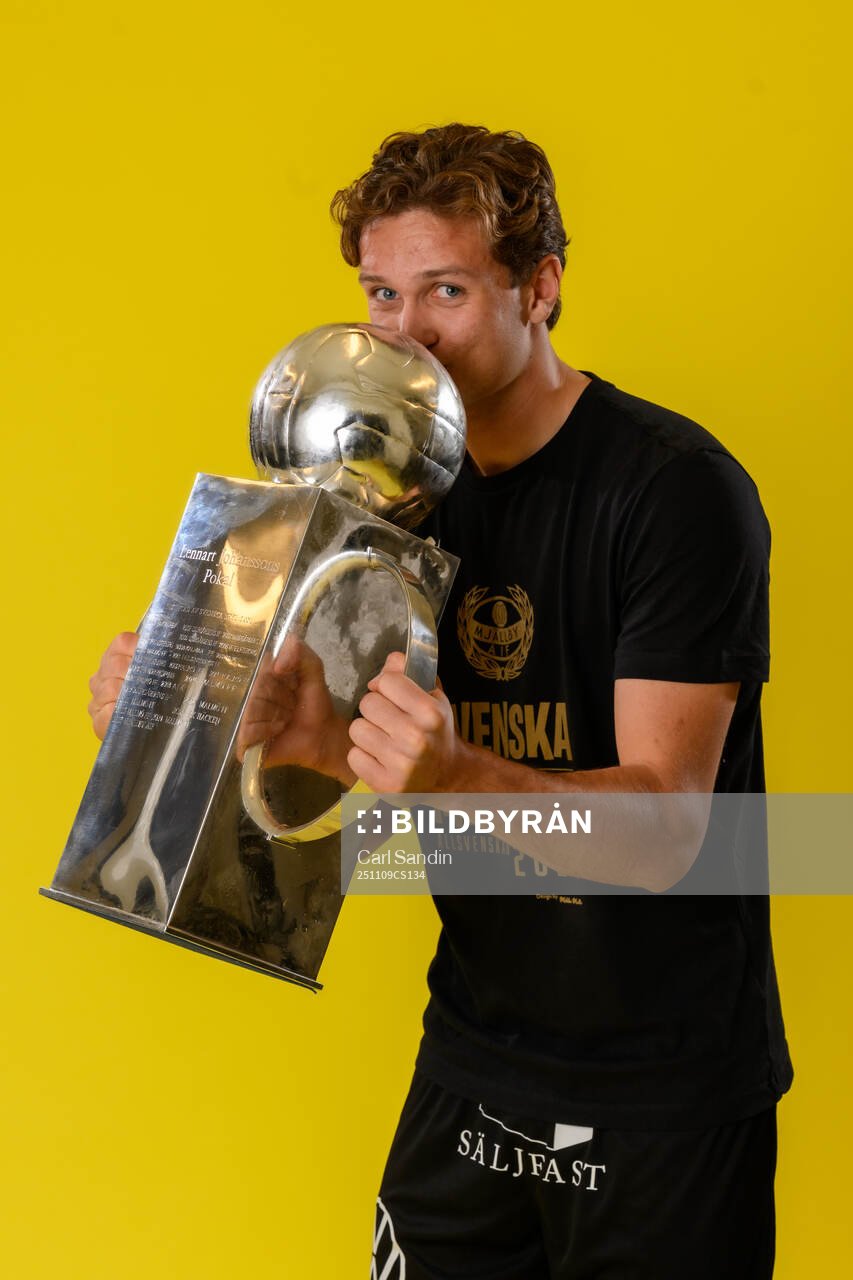 Mjällbys Ludvig Tidstrand jublar med pokalen