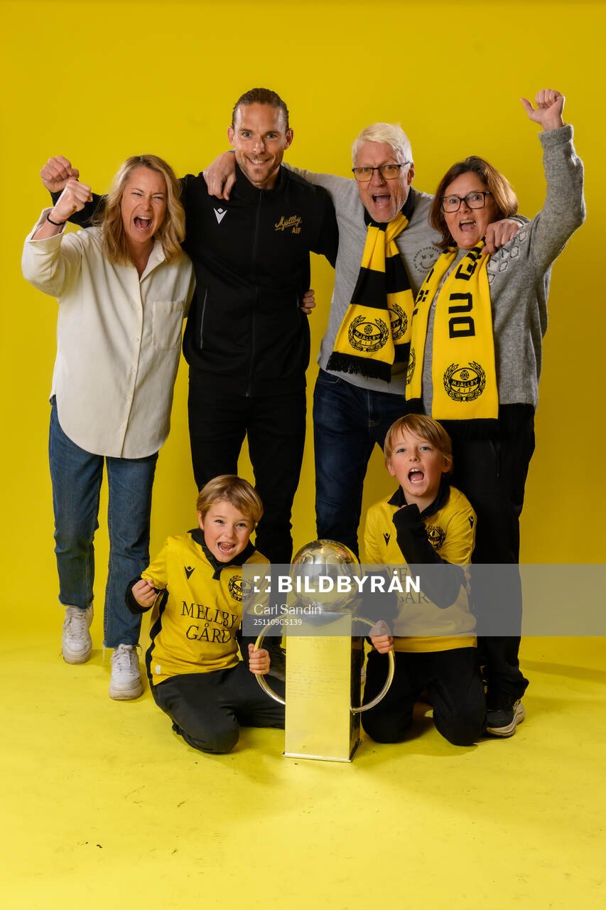 Johanna Almgren och Mjällbys Tom Pettersson jublar med