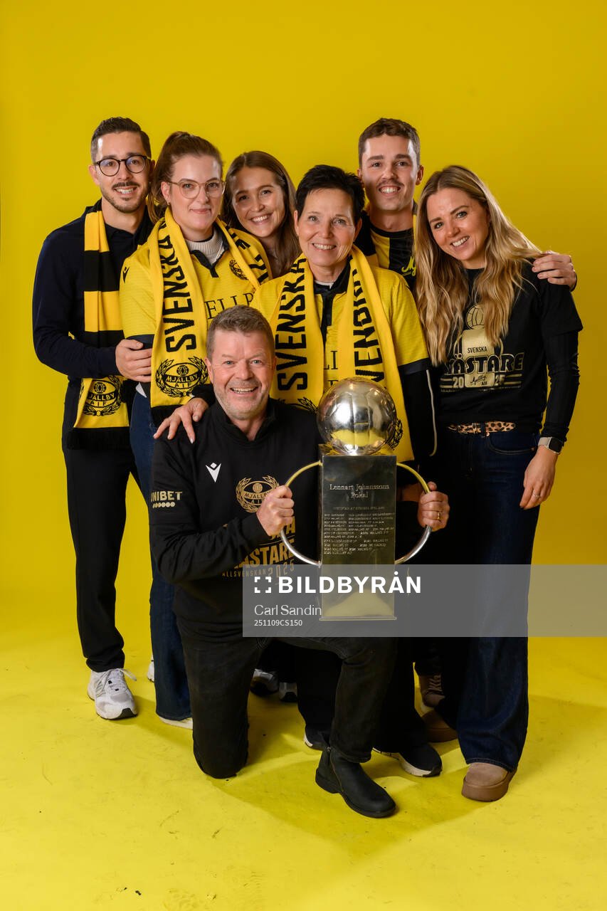 Mjällbys tränare Anders Torstensson jublar med pokalen