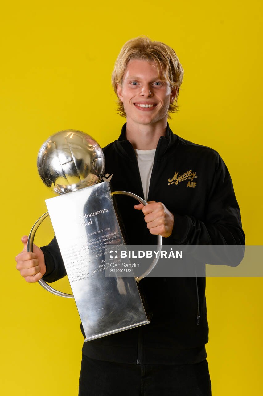 Mjällbys Bork Bang Kittilsen jublar med pokalen