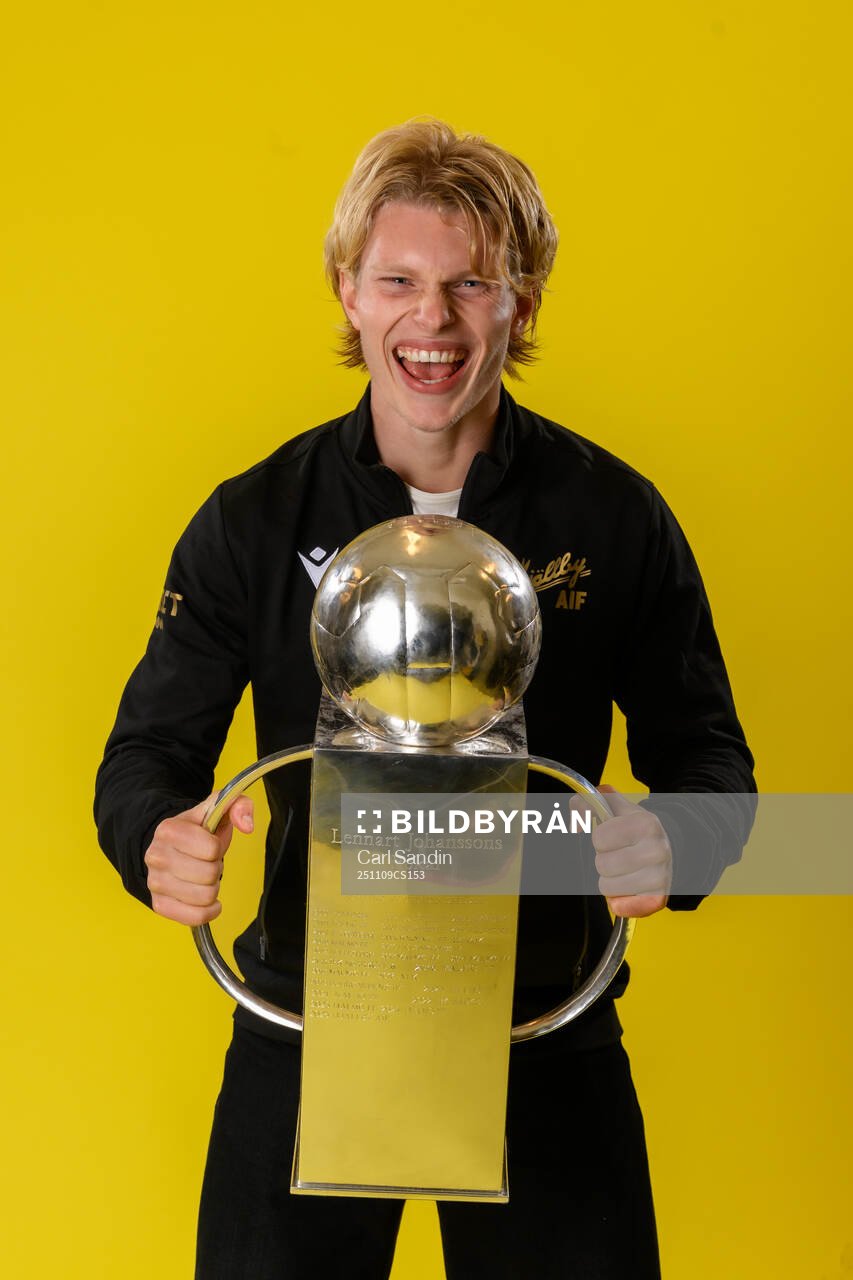 Mjällbys Bork Bang Kittilsen jublar med pokalen