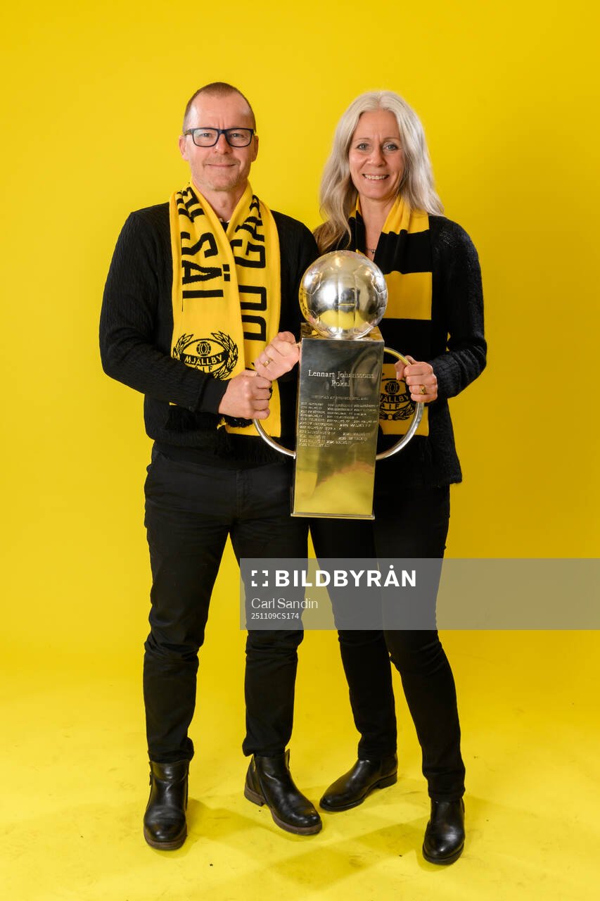 Malin Hofflander, ledamot i Mjällbys styrelse, jublar med