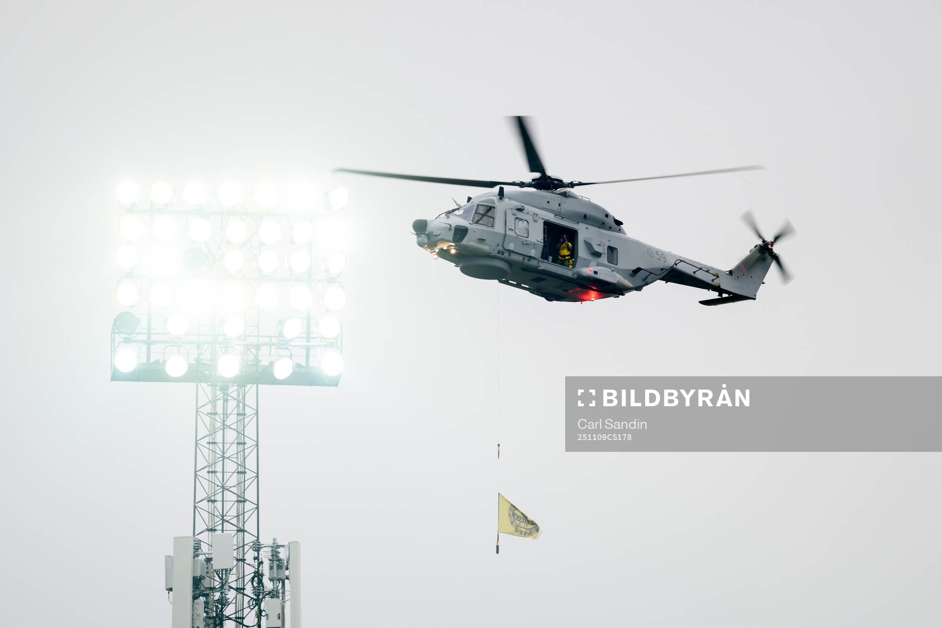 En helikopter med Mjällby-flagga