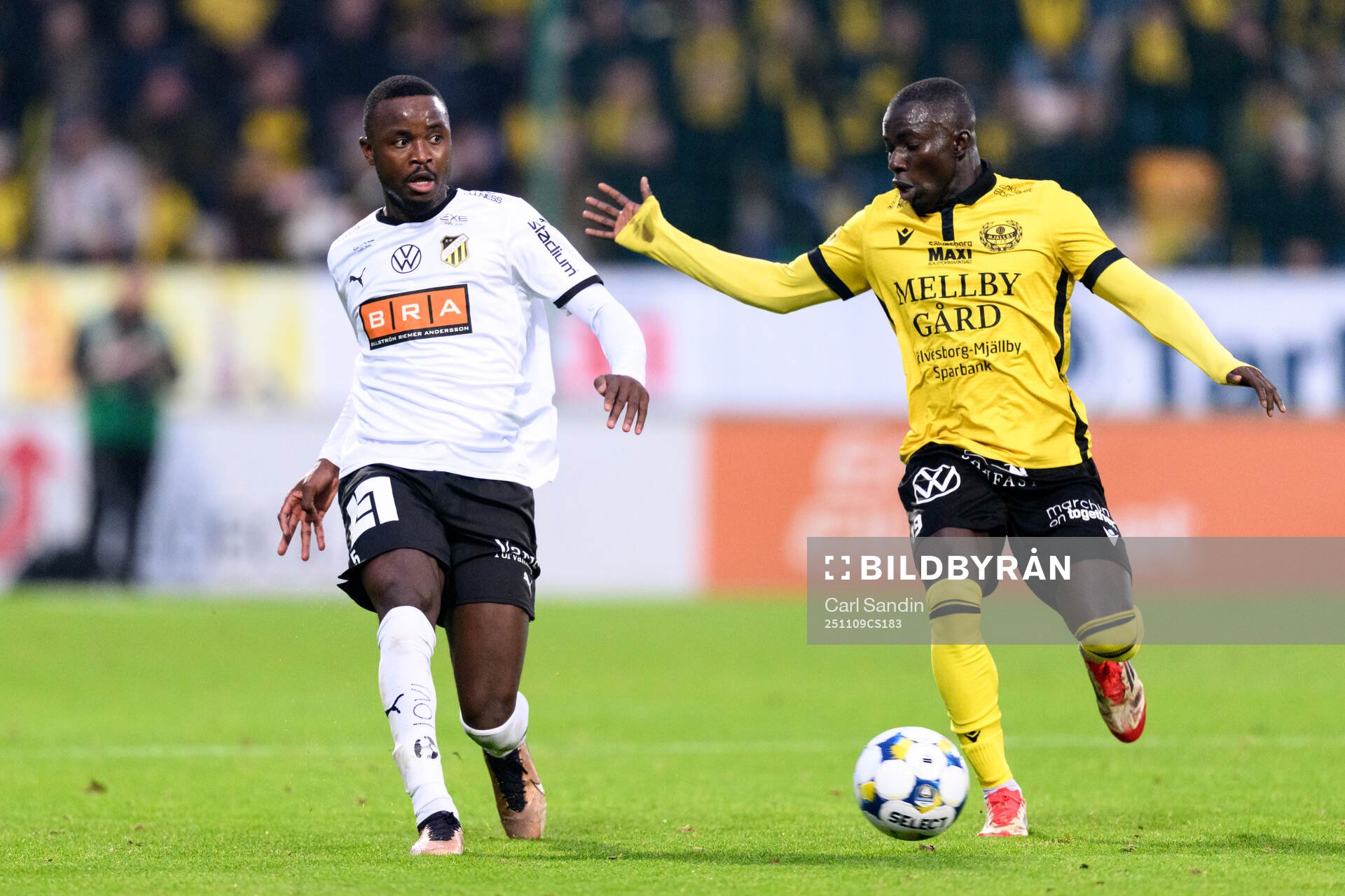 Häckens Brice Wembangomo och Mjällbys Abdoulie Manneh