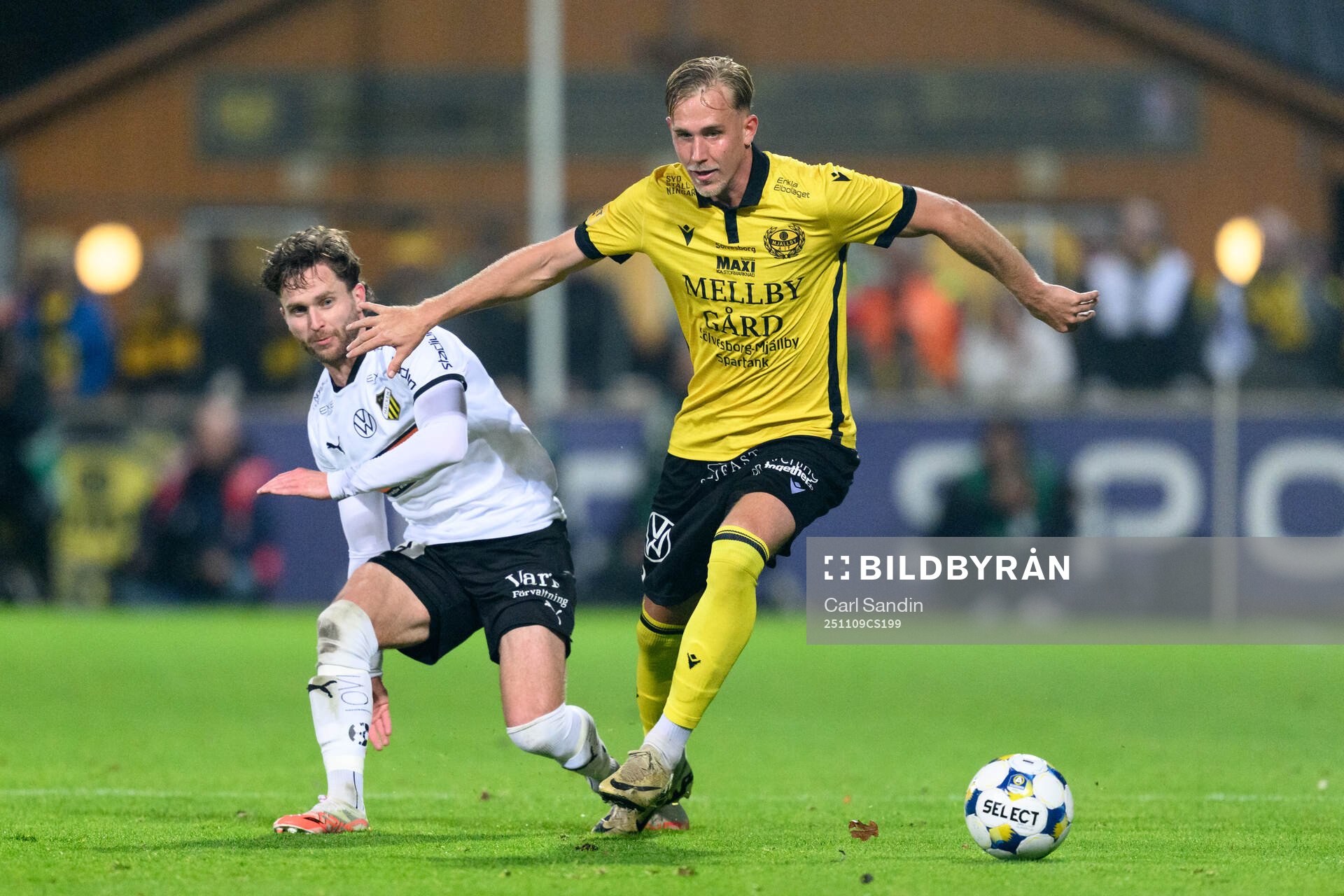 Häckens Adam Lundkvist och Mjällbys Herman Johansson