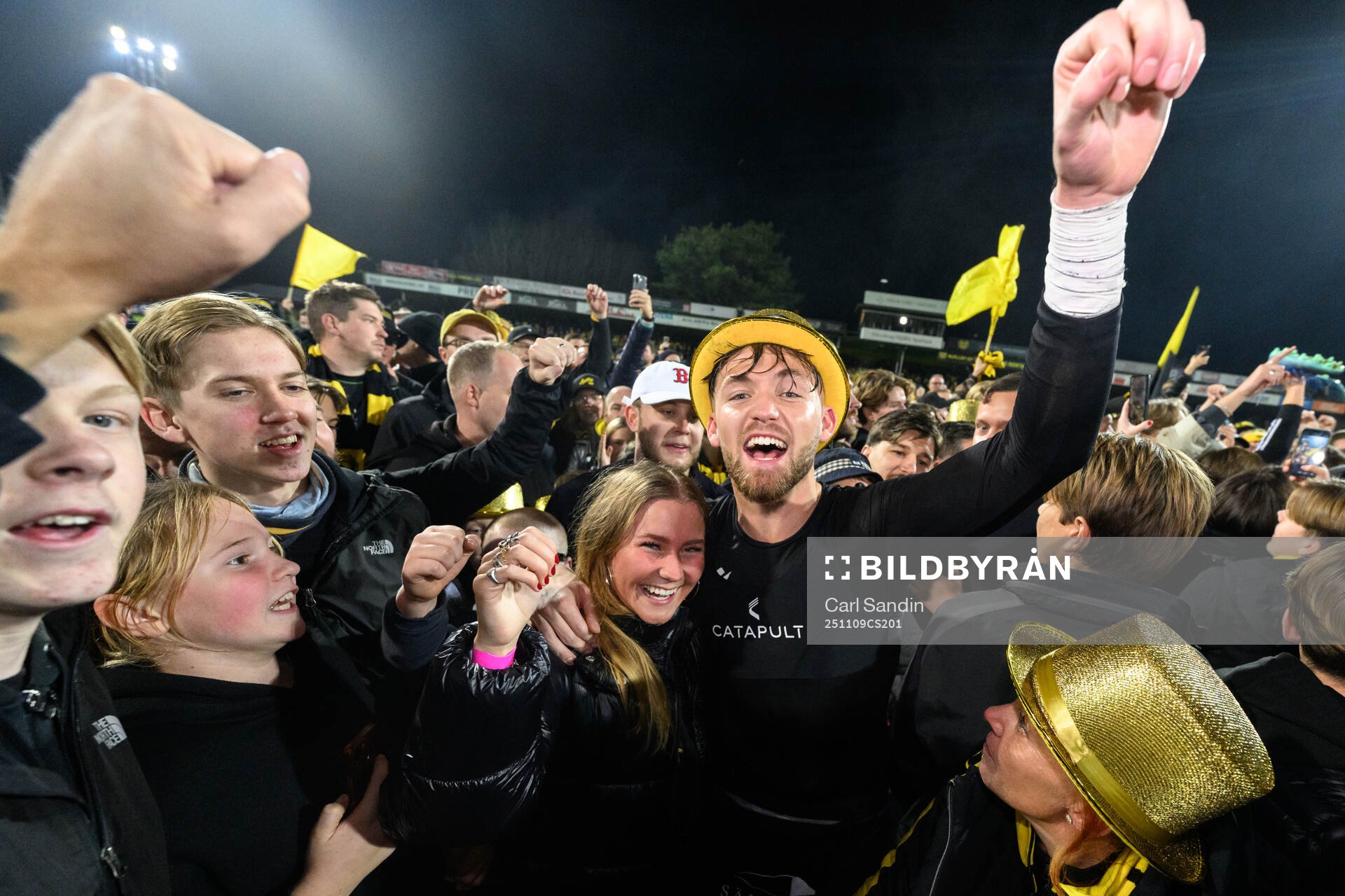 Mjällbys målvakt Noel Törnqvist jublar med fansen