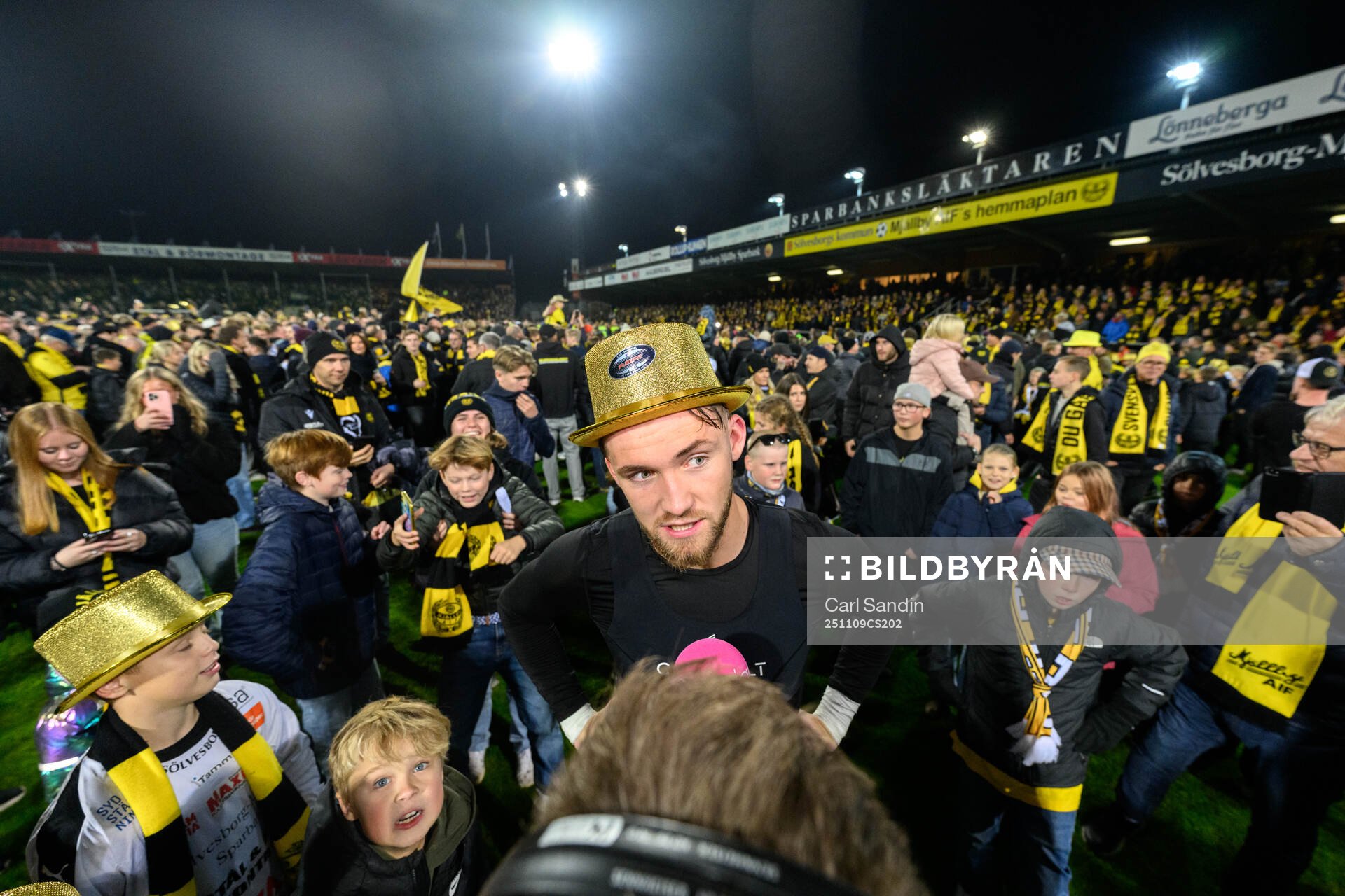Mjällbys målvakt Noel Törnqvist blir intervjuad