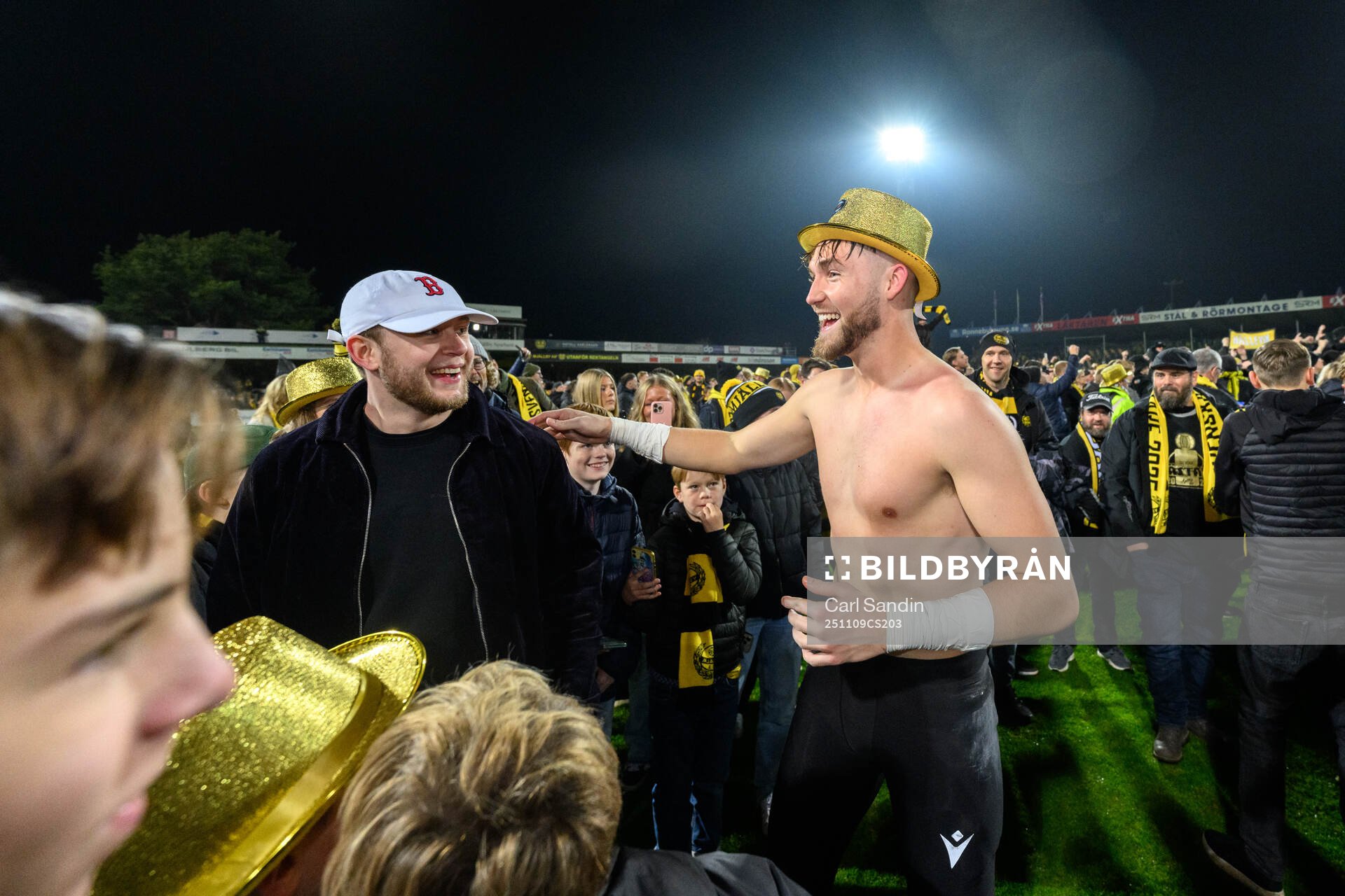 Mjällbys målvakt Noel Törnqvist jublar med fansen