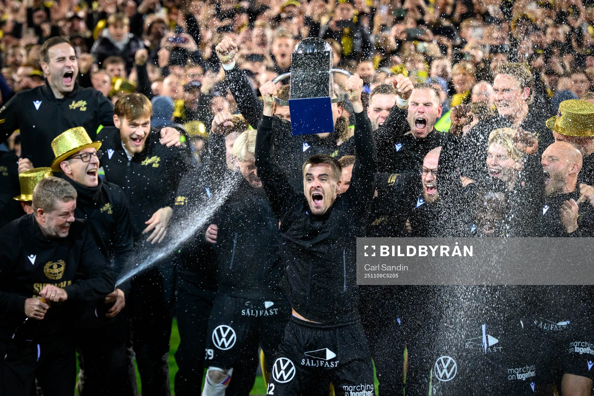 Mjällbys Jesper Gustavsson höjer pokalen