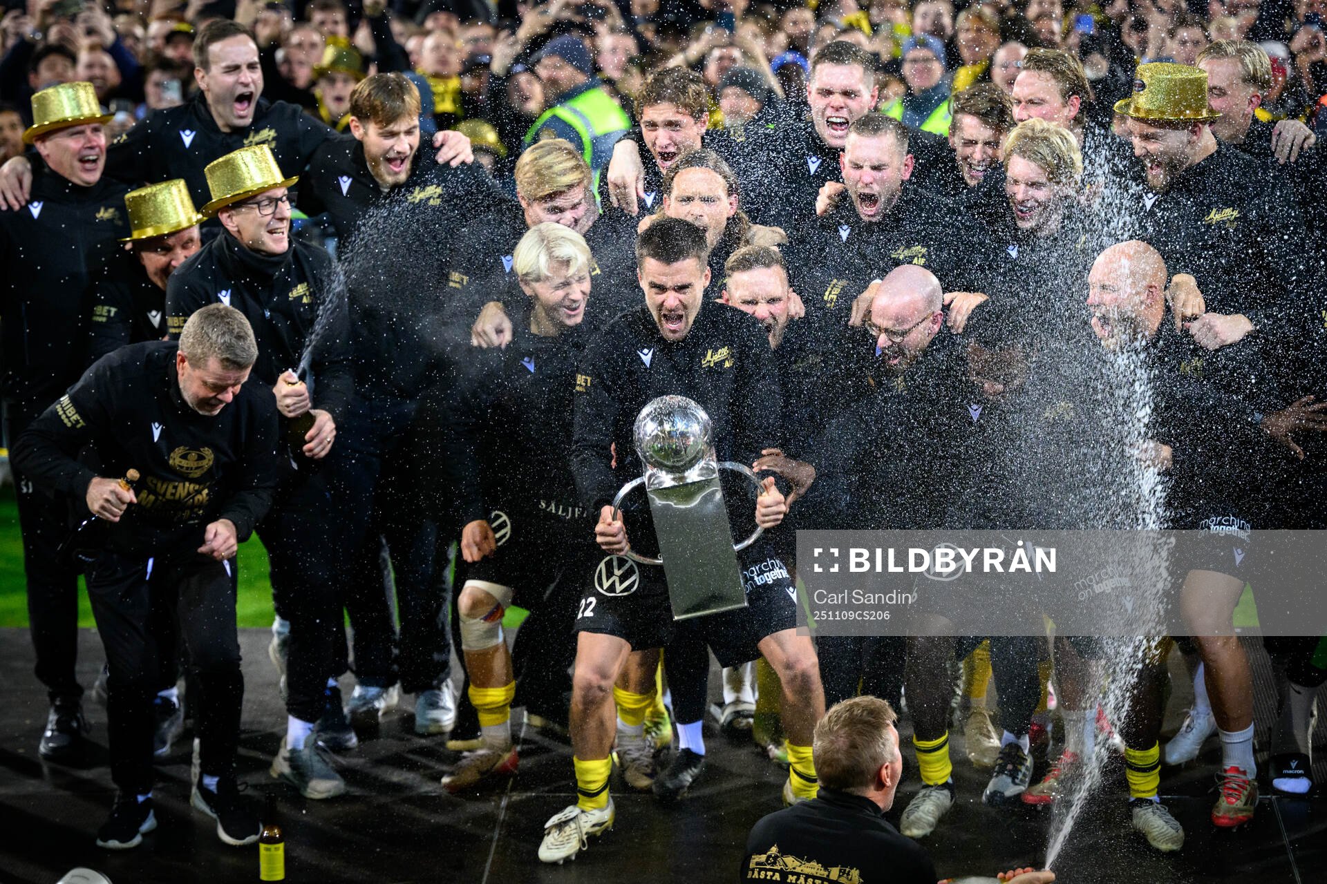 Mjällbys Jesper Gustavsson höjer pokalen