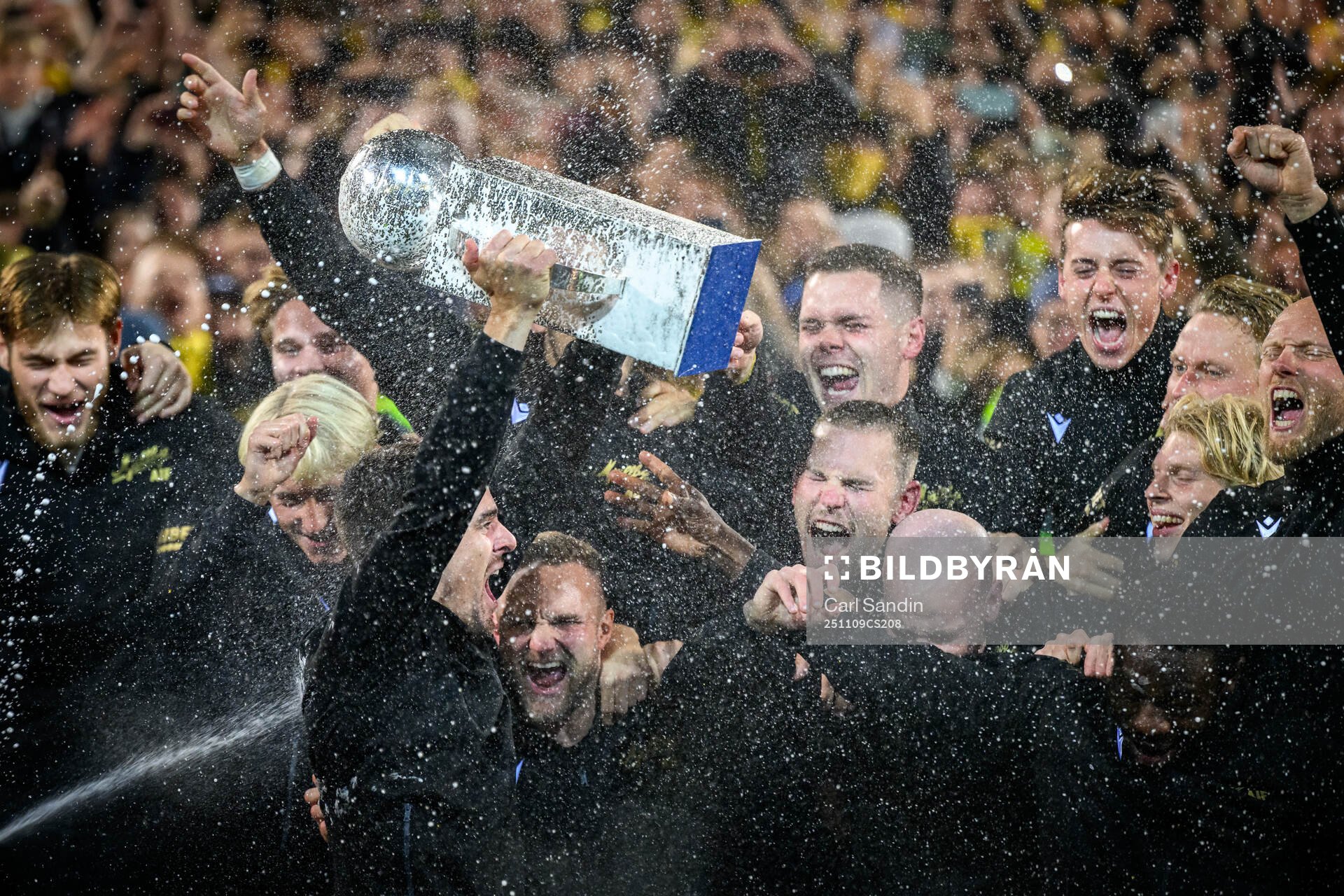 Mjällbys Jesper Gustavsson höjer pokalen
