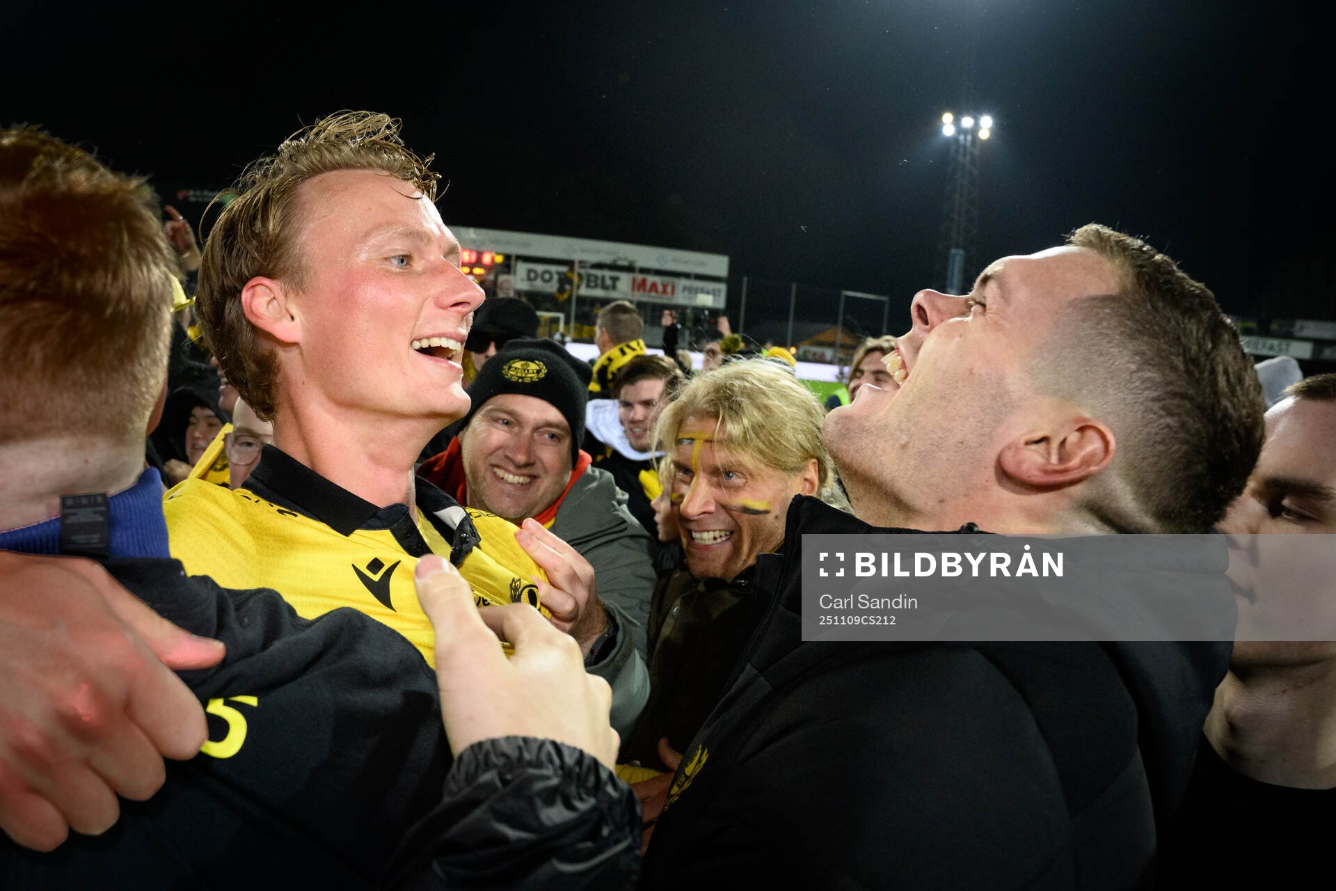 Alexander Johansson och Jacob Bergström jublar med fansen