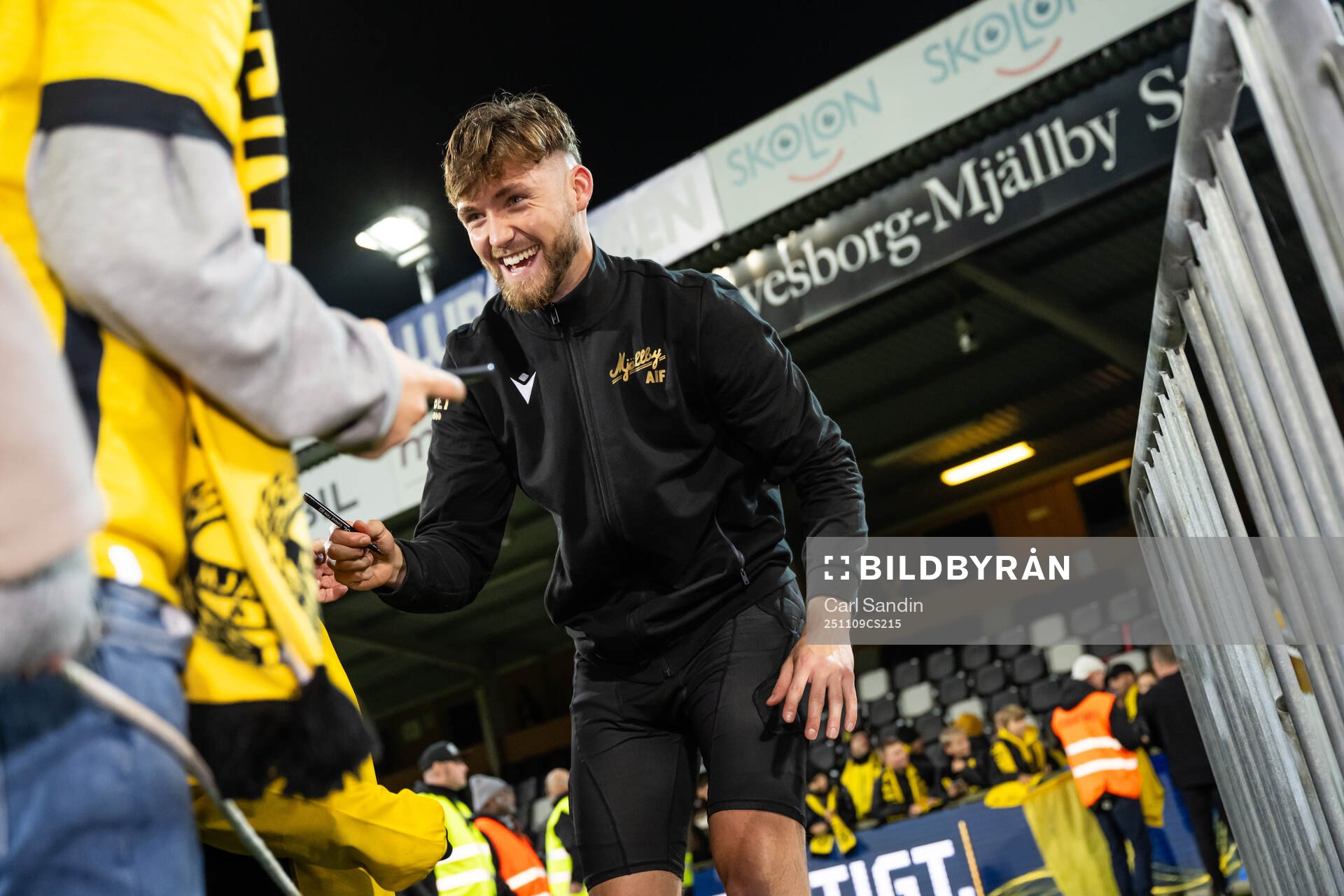 Mjällbys målvakt Noel Törnqvist  jublar