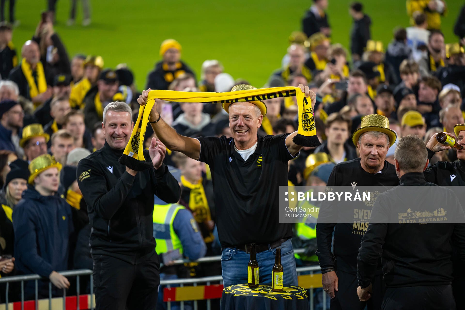 Mjällbys sportchef Hasse Andersson jublar