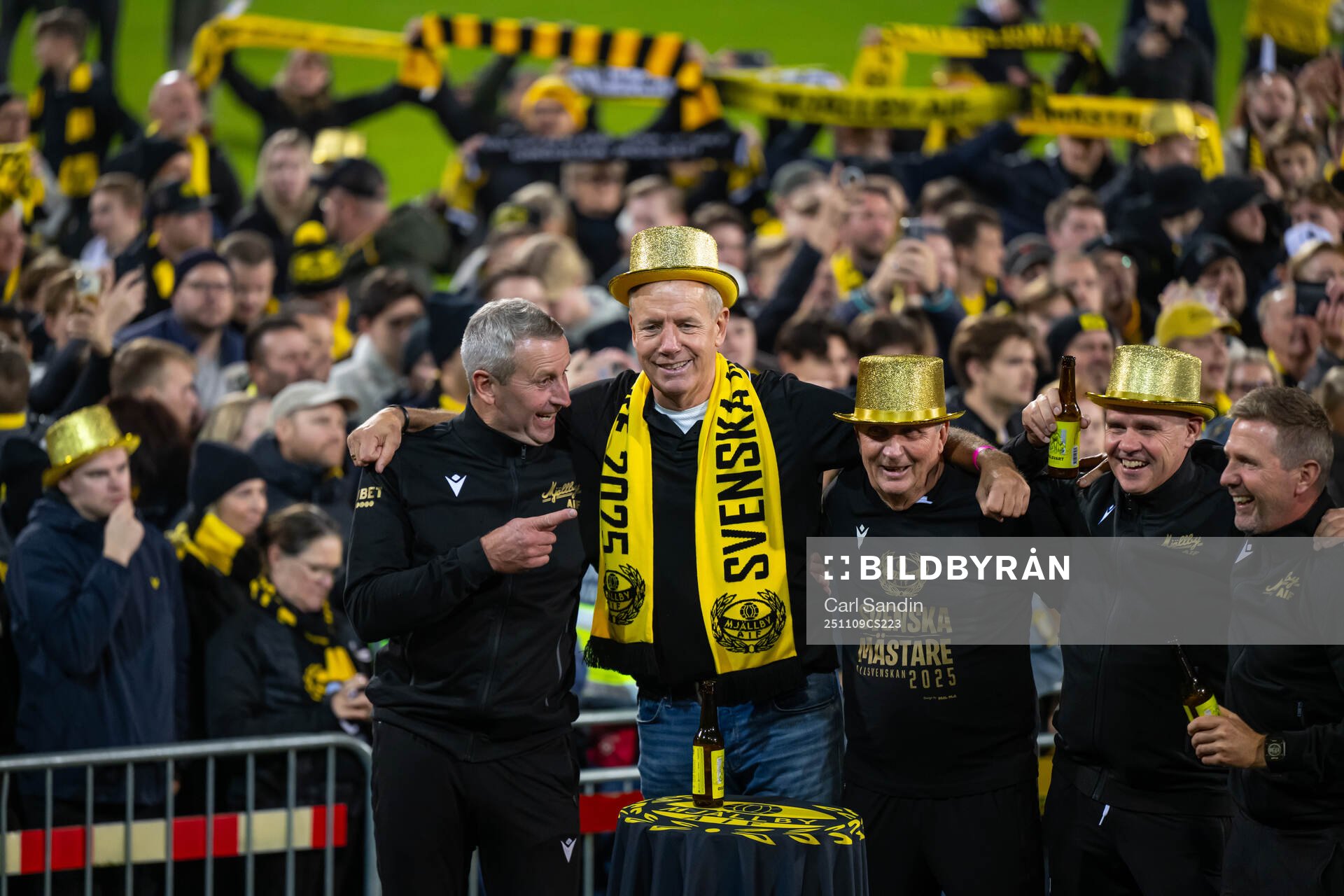 Mjällbys sportchef Hasse Andersson jublar