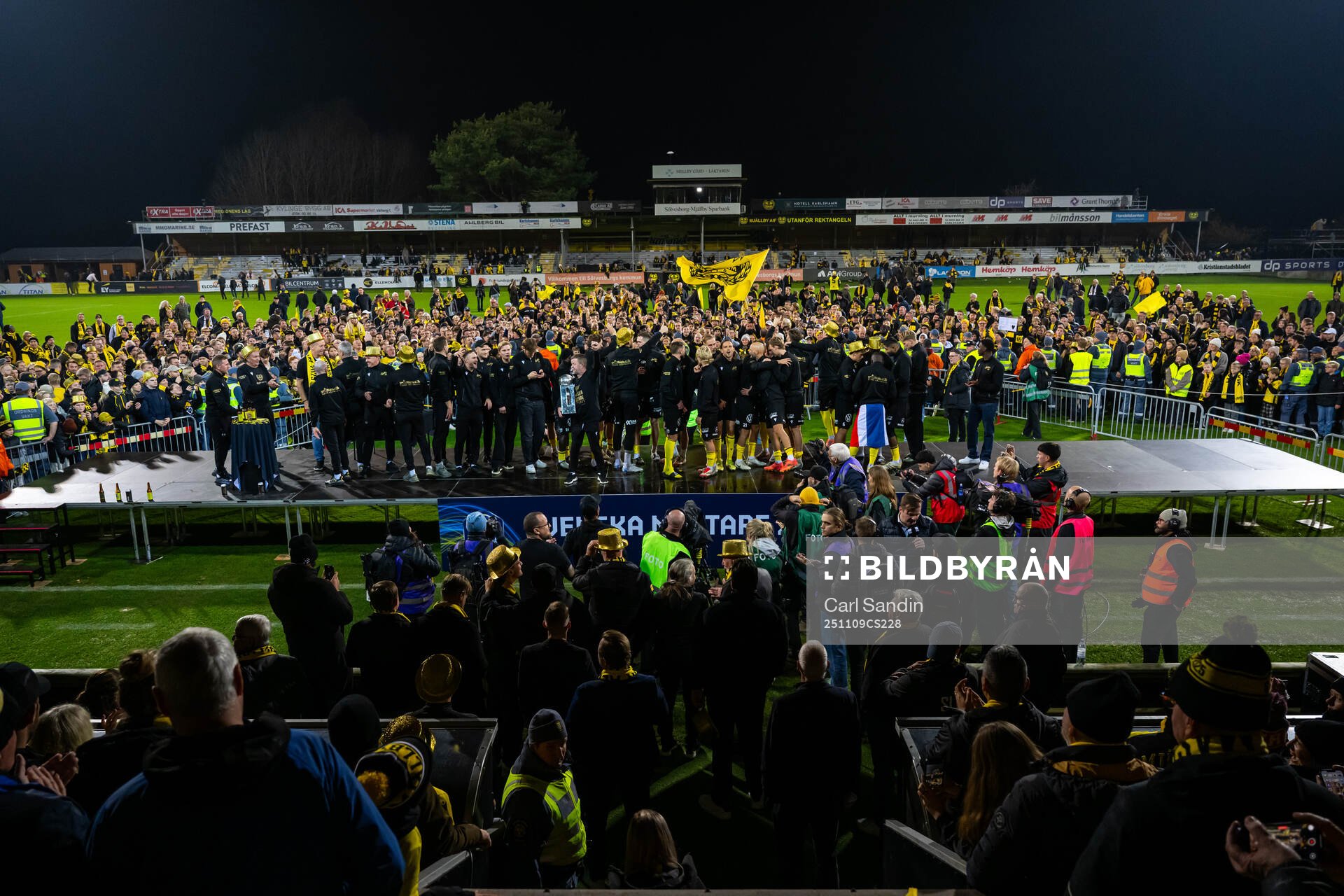 Mjällbys spelare jublar med Lennart Johanssons pokal