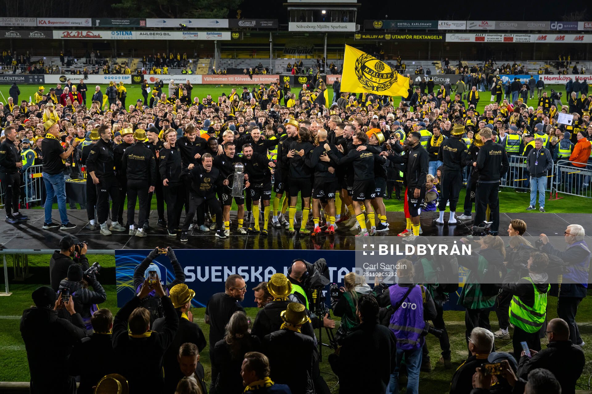Mjällbys lag jublar med Lennart Johanssons pokal