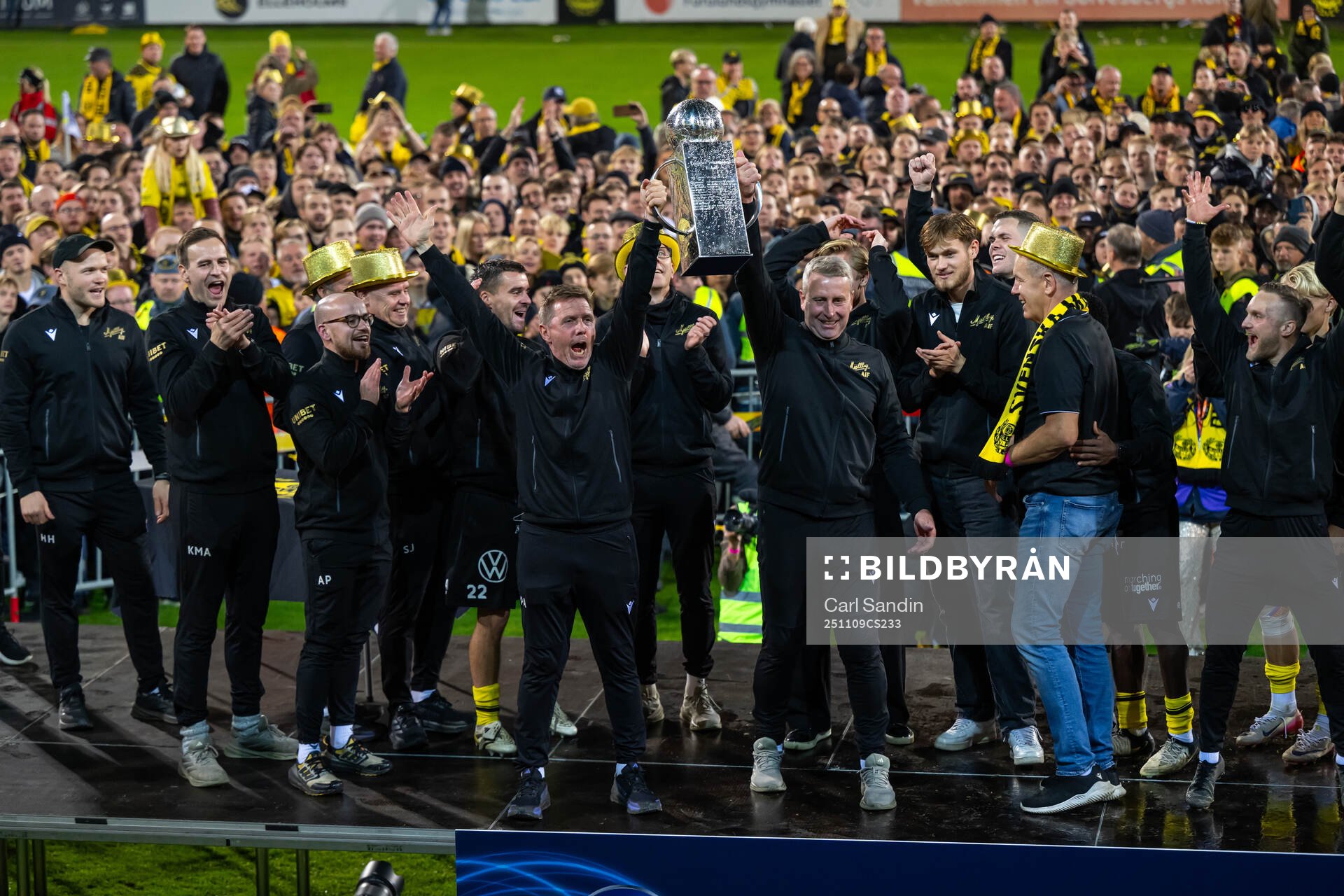 Mjällby jublar med Lennart Johanssons pokal