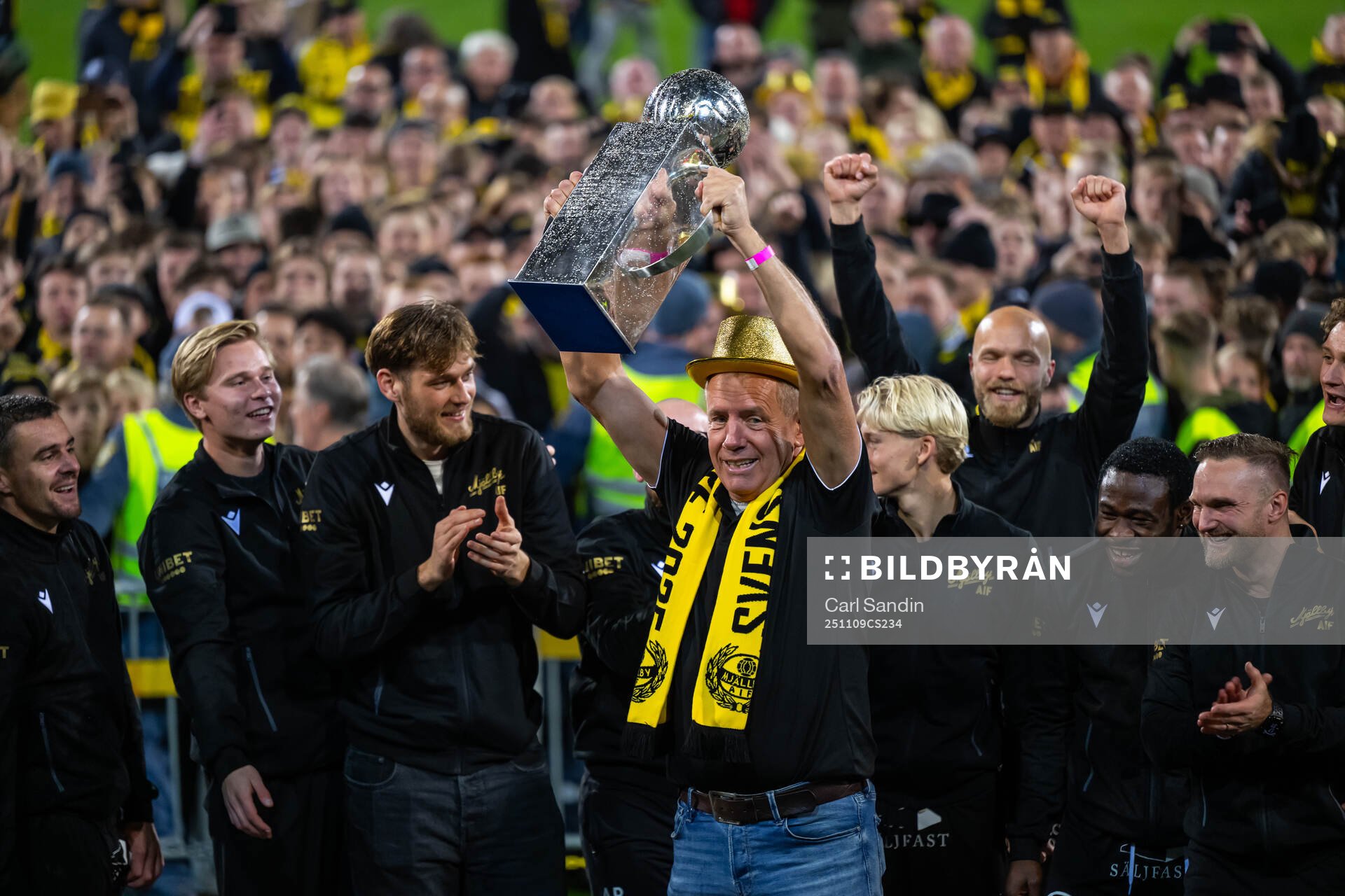 Mjällbys sportchef Hasse Larsson jublar med Lennart