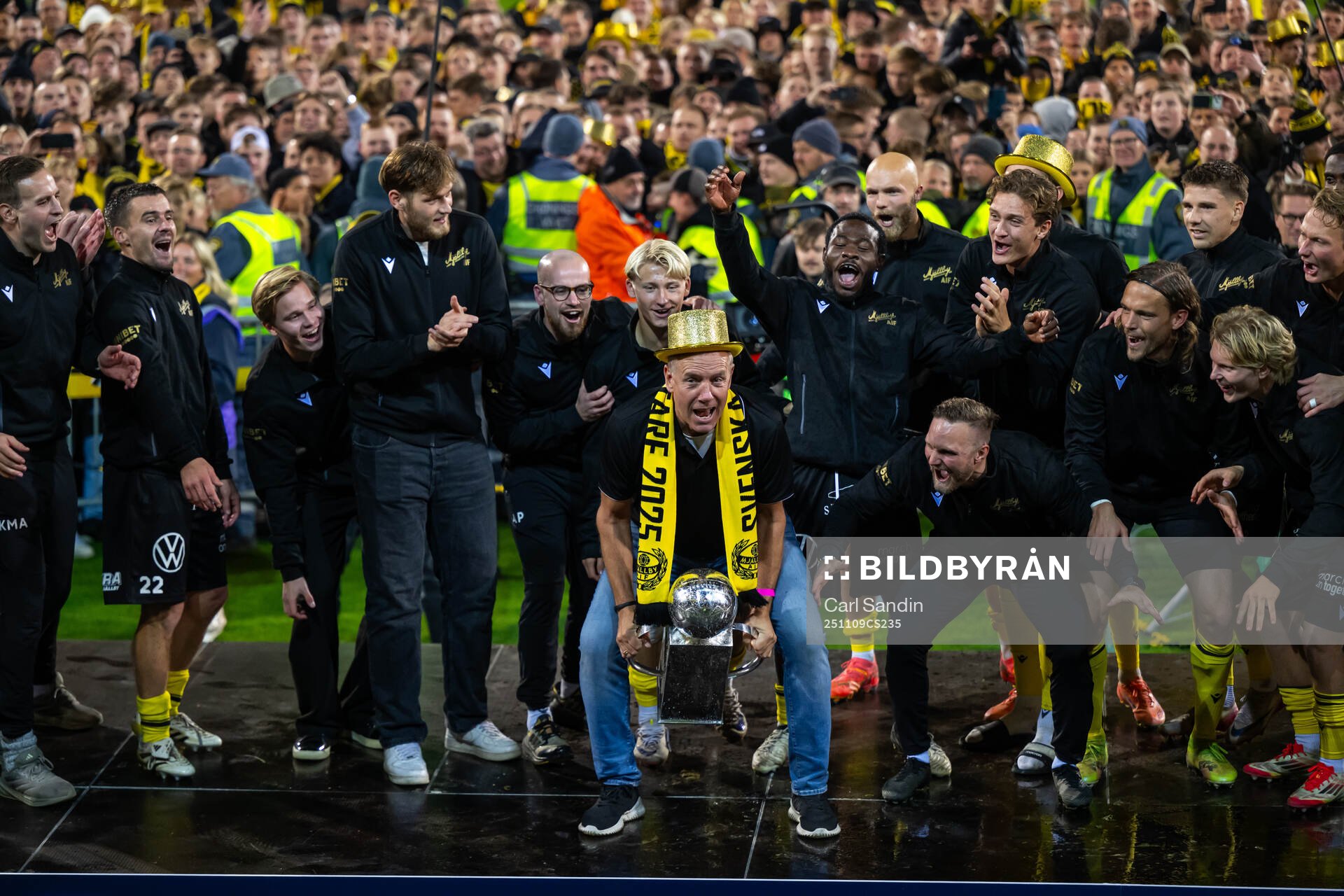 Mjällbys sportchef Hasse Larsson jublar med Lennart