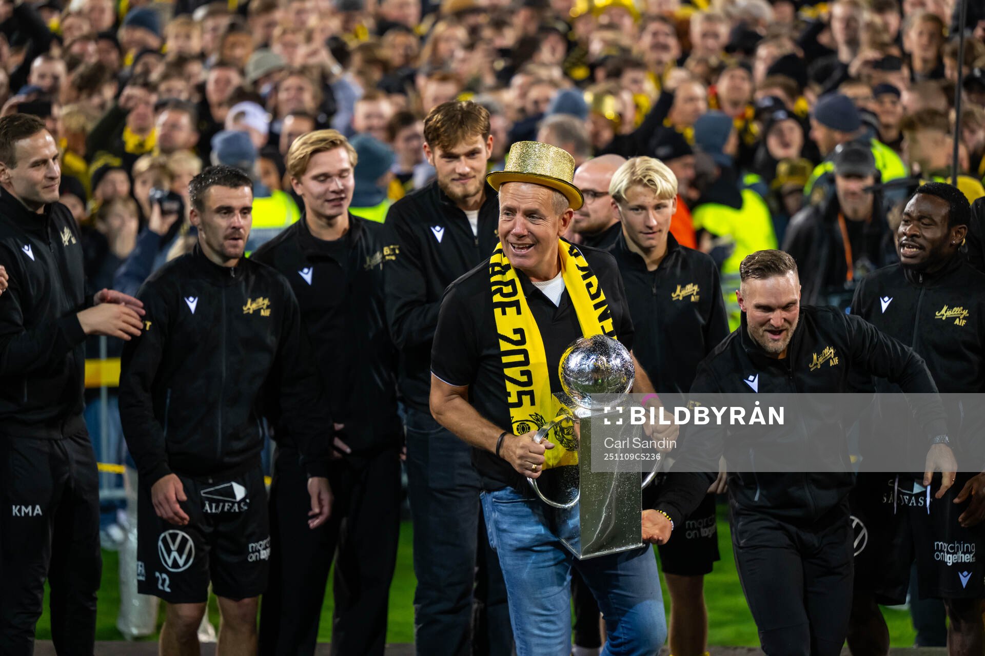 Mjällbys sportchef Hasse Larsson jublar med Lennart