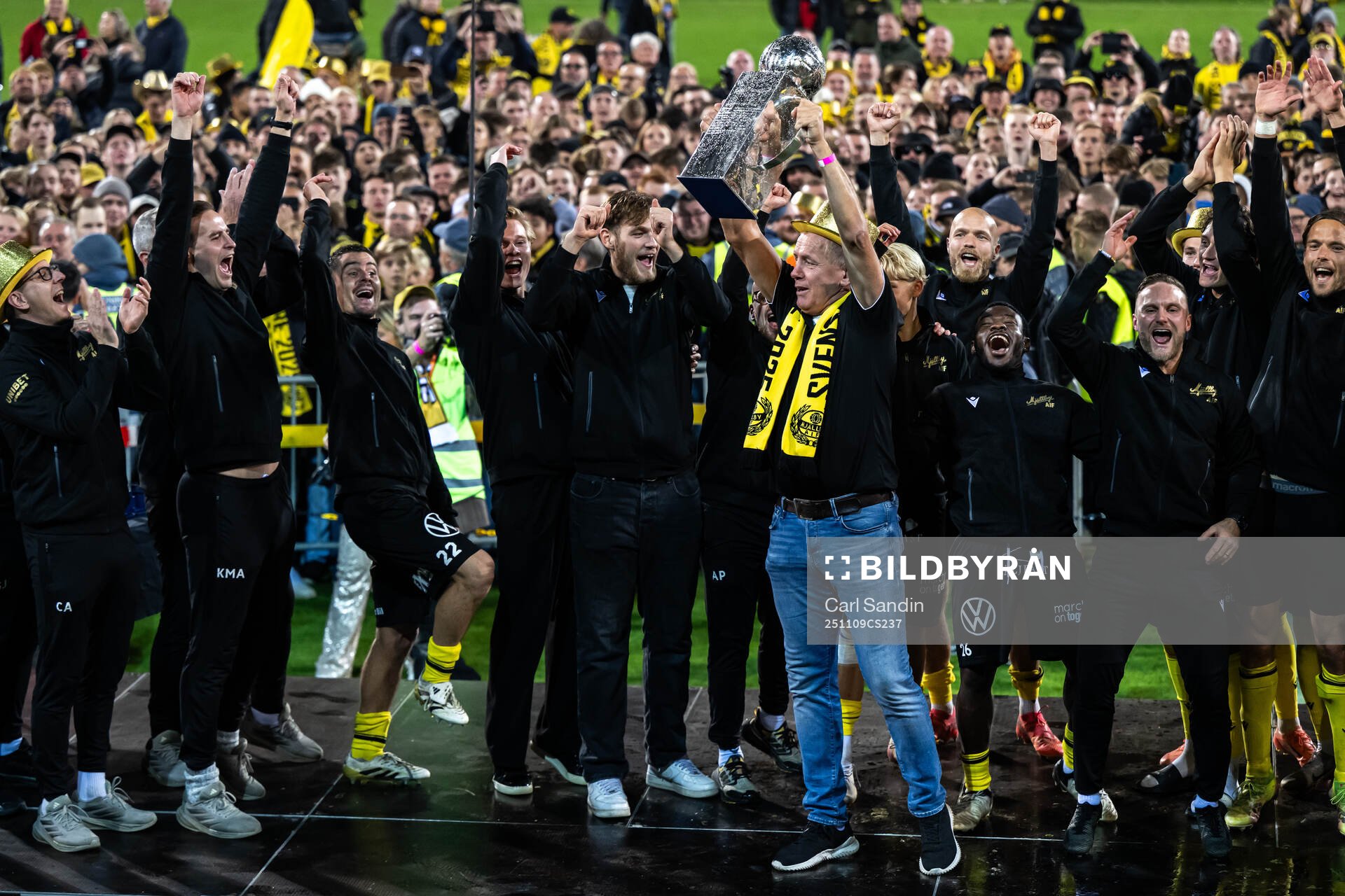 Mjällbys sportchef Hasse Larsson jublar med Lennart