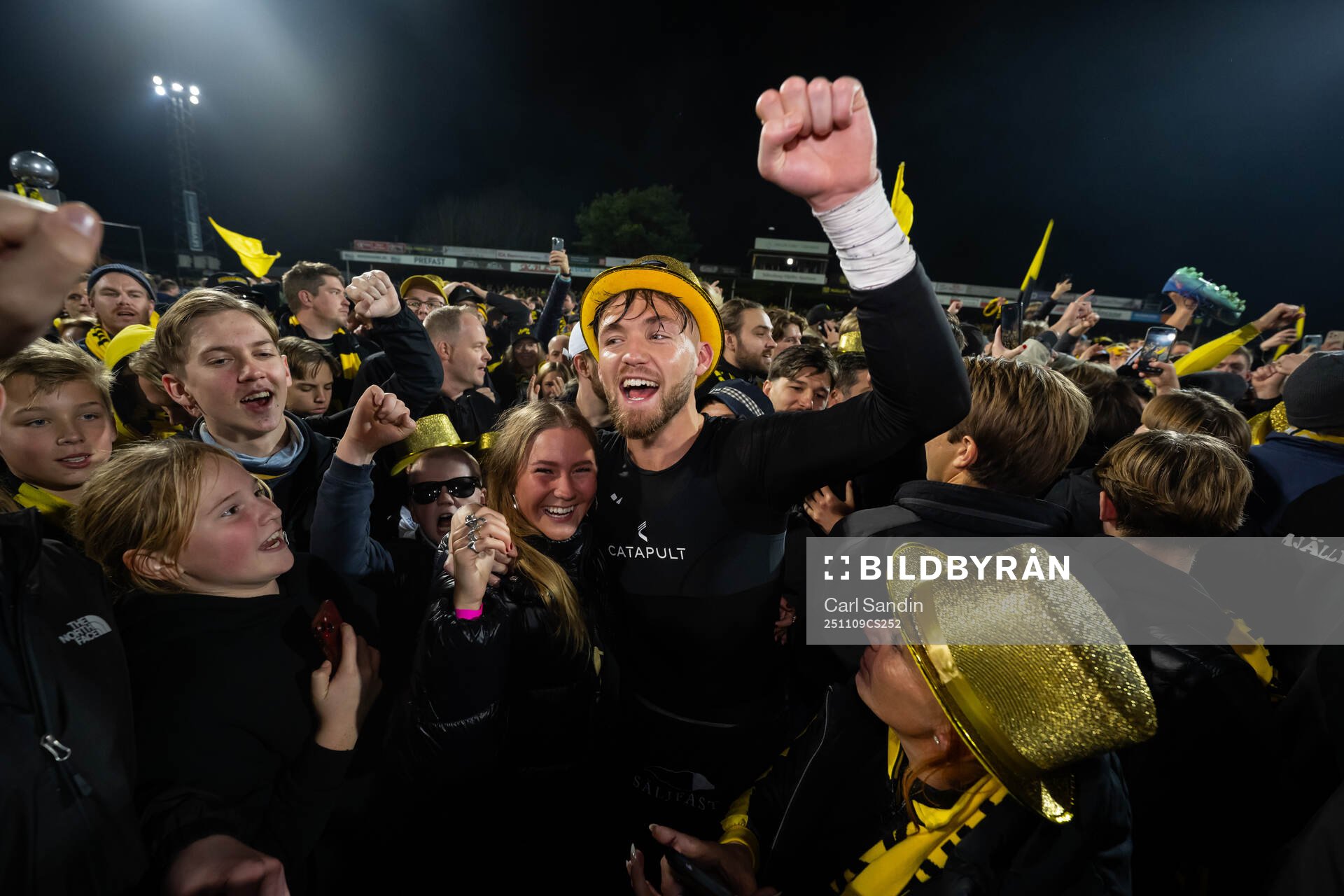 Mjällbys målvakt Noel Törnqvist jublar