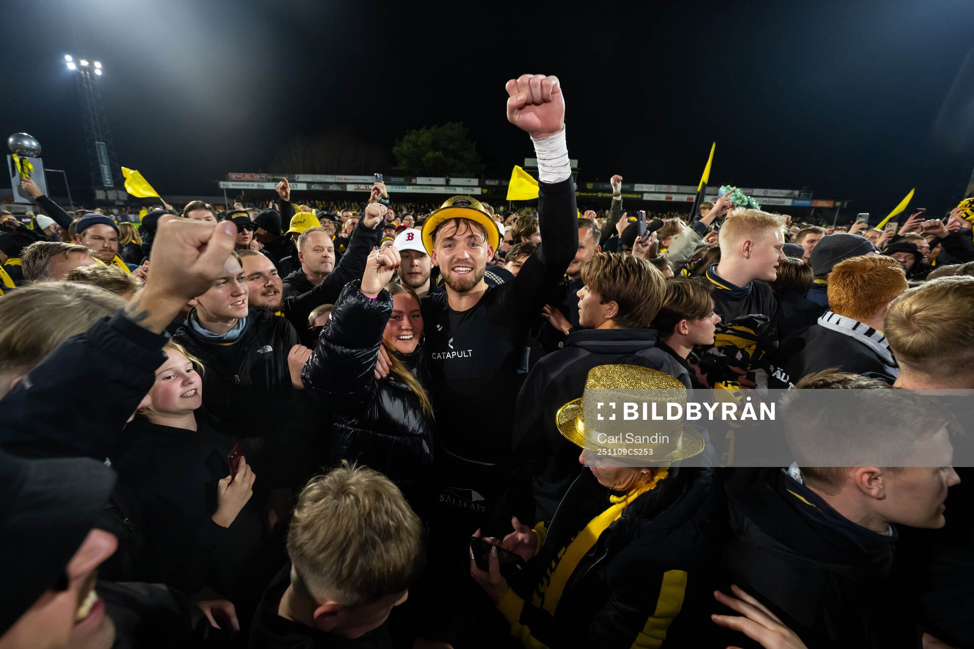 Mjällbys målvakt Noel Törnqvist jublar
