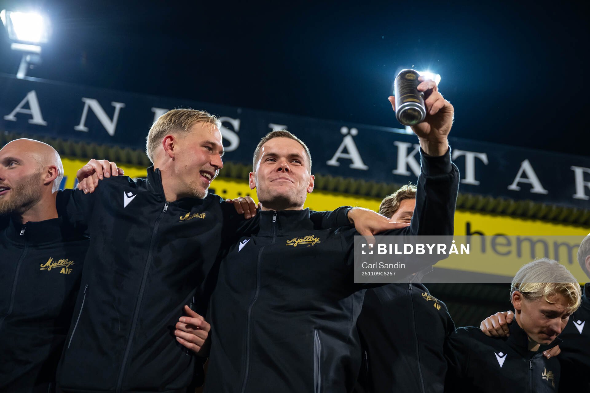Mjällbys Herman Johansson och Jacob Bergström jublar