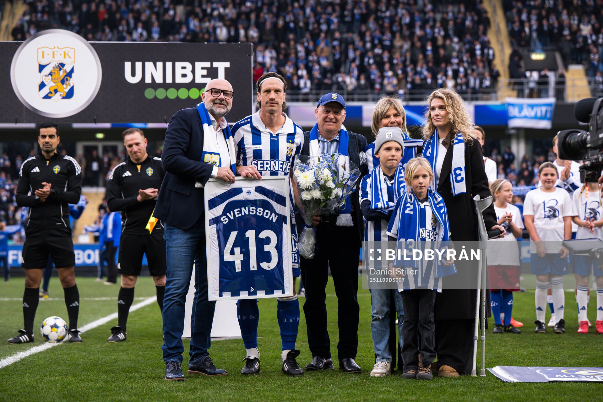 IFK Göteborgs Gustav Svensson tackas av