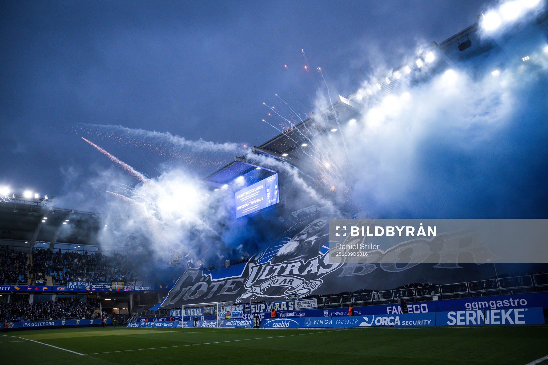 Pyroteknik skjuts ut över planen
