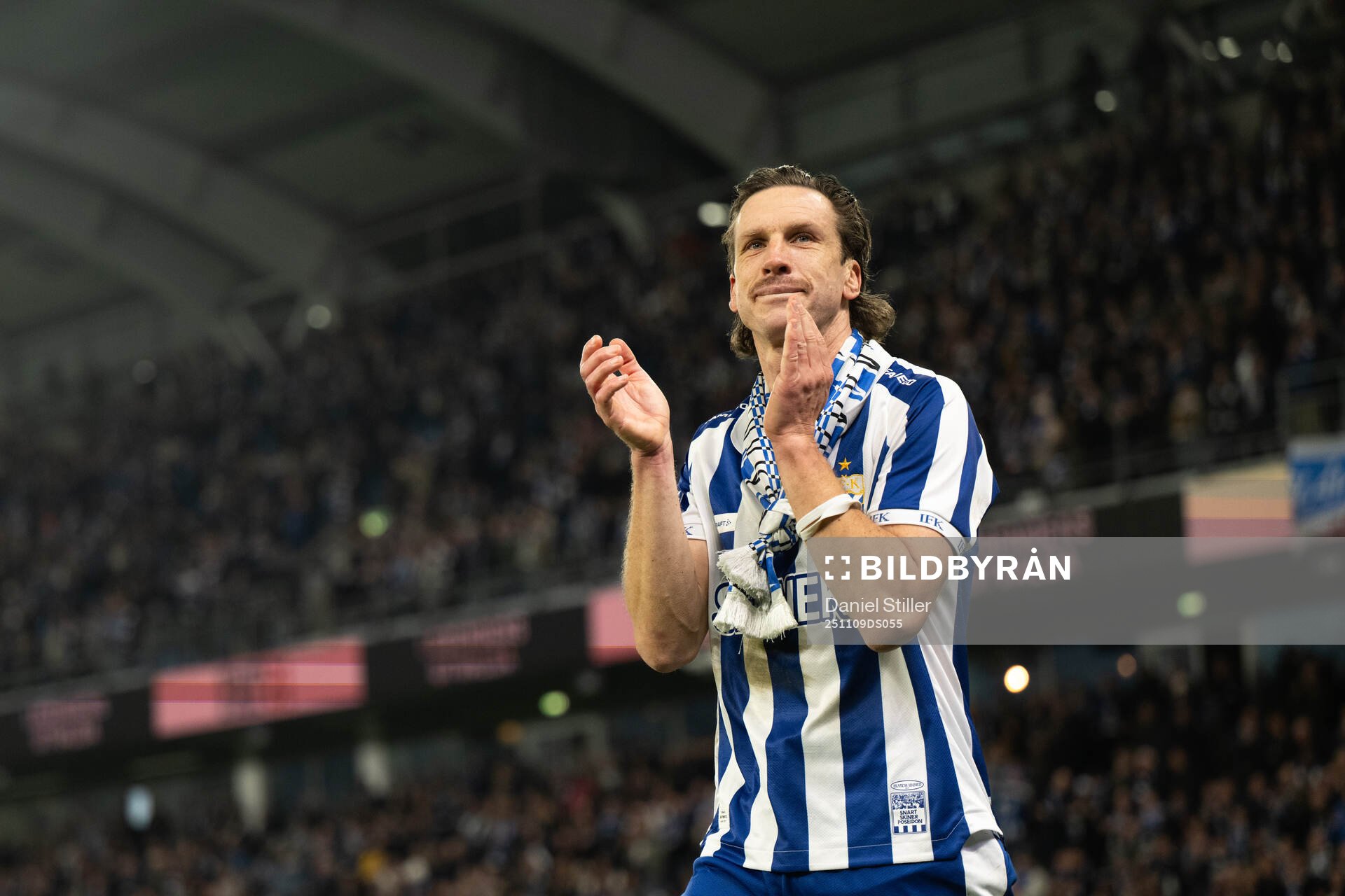 IFK Göteborgs Gustav Svensson tackas av