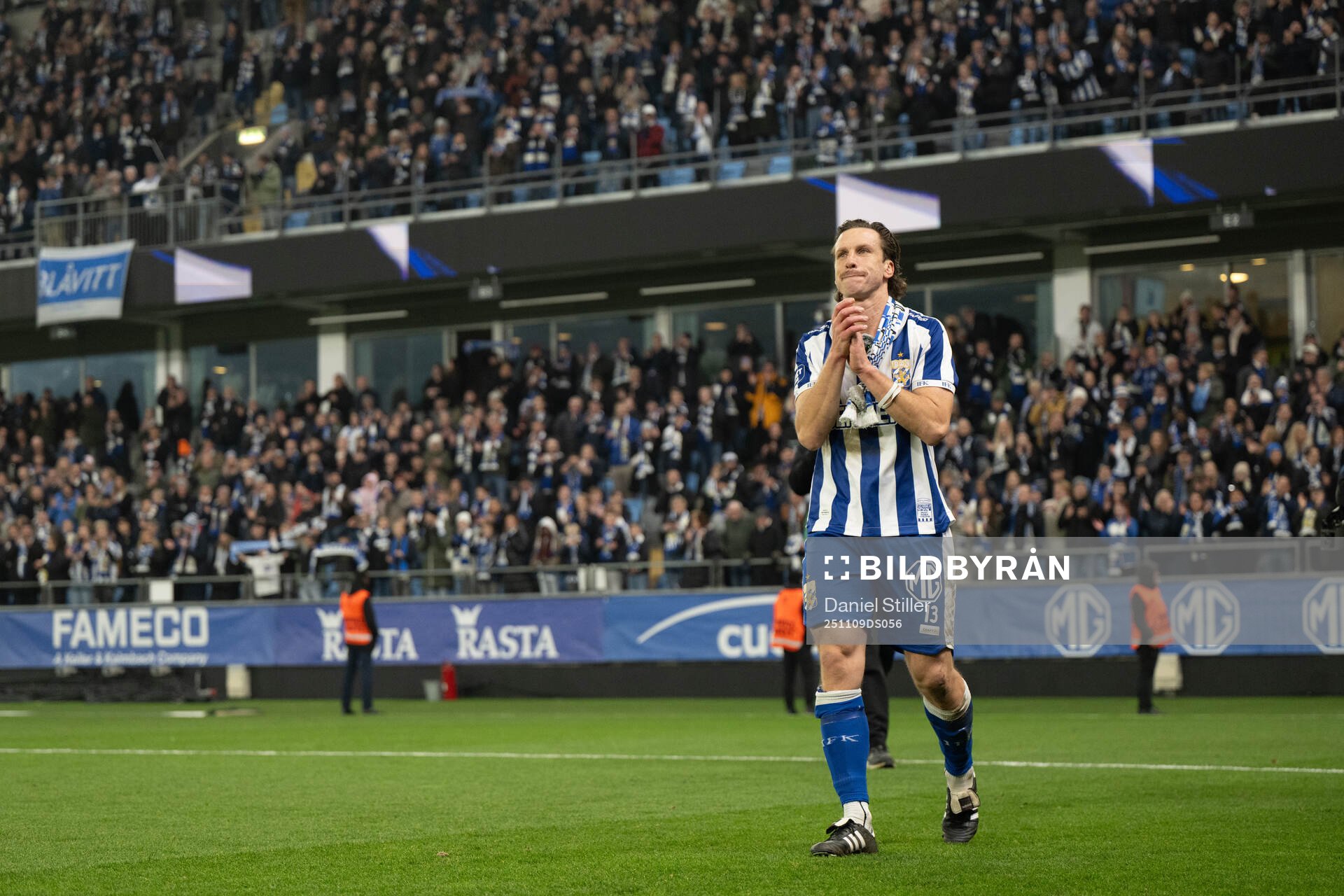 IFK Göteborgs Gustav Svensson tackas av