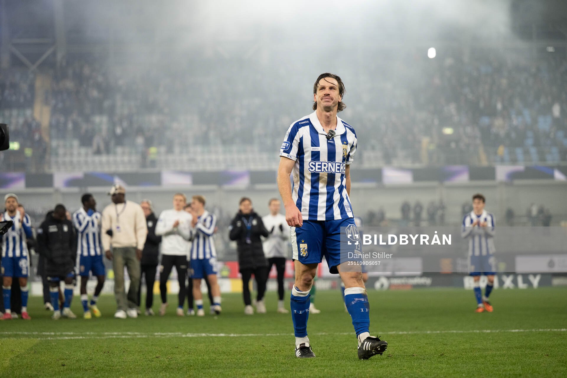 IFK Göteborgs Gustav Svensson tackas av