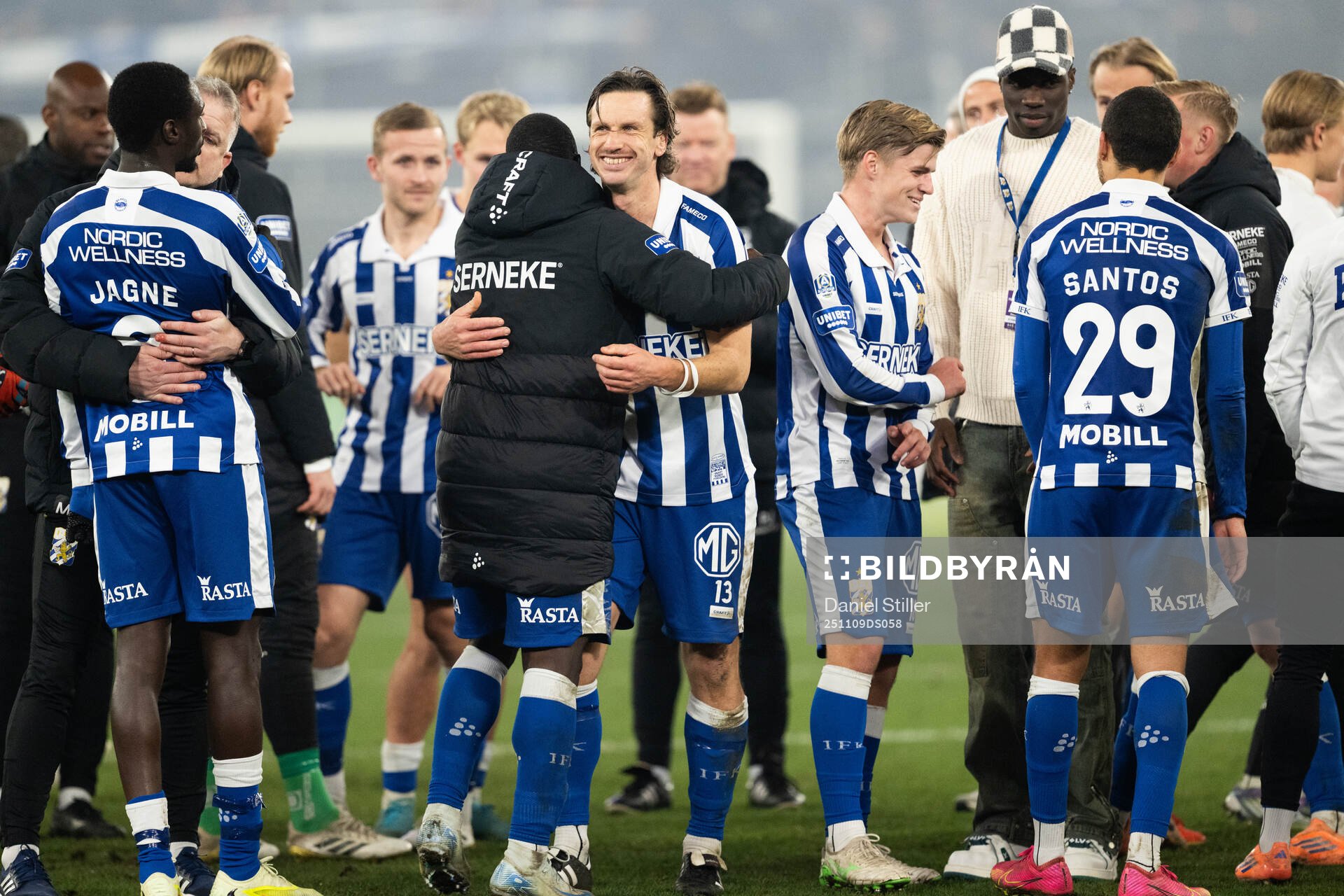 IFK Göteborgs Gustav Svensson tackas av