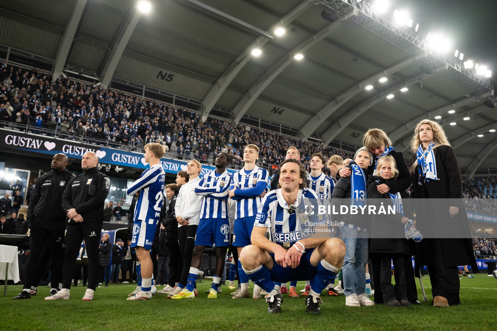 IFK Göteborgs Gustav Svensson tackas
