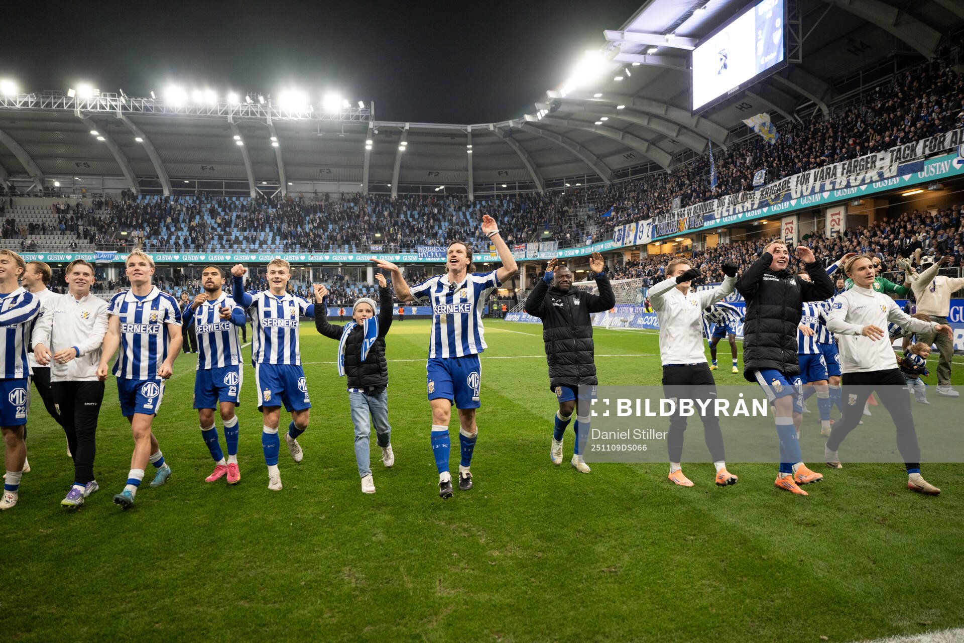 IFK Göteborgs Gustav Svensson tackas